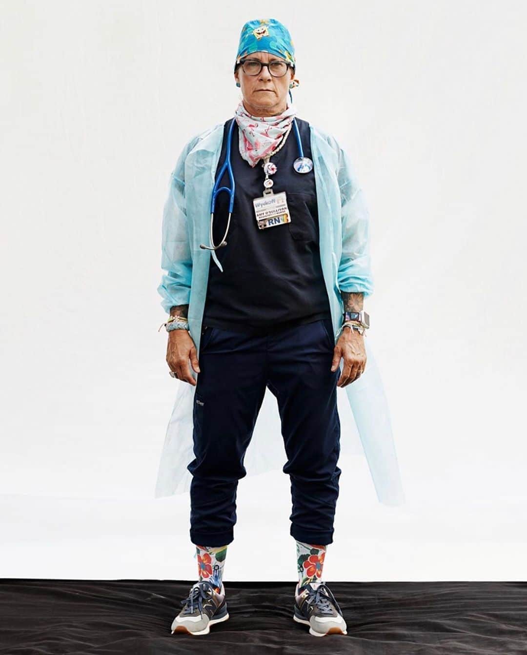 Stanceのインスタグラム：「Thank you 🙏 Amy O'Sullivan, an 18-year veteran ER nurse at Wyckoff Heights Medical Center in Brooklyn, and one of @TIME  100 Most Influential People of 2020. "She treated the first COVID-19 patient at the hospital, who became the city's first death in early March, before the importance of PPE was truly understood," writes @katiecouric “Amy began displaying symptoms a few days later. After she was intubated and spent four days on a ventilator, she went home to rest for less than two weeks before returning to work." Amy and Wyckoff Heights Medical Center are some of the many front line workers #Stanceforscrubs continues to support….hit link in bio for more information. 🙏🙏🙏  📸 Photograph by @paolakudacki for TIME.」