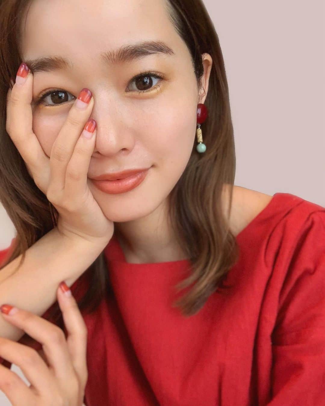 猪鼻ちひろのインスタグラム：「🧡👀💅🏻💜 ネイルはオレンジと紫のフレンチに！ 初めて合わせる色だけど相性が良いって知れてすごく嬉しい。  マツエクはつけてから日にち経ってるのですが、、、(すまぬ) かなりナチュラルに付けてもらってます！ ●上まつげ ダークモカ フラットマットラッシュ 160本 JCカール8→9→Jカール9ミリ ●下まつげ 50本 Jカール　太さ0.12  6ミリ です！ 同時にやってくれる @garland_eyelash @garland_nail_ で☺️ いつもHAPPYな時間を(睡眠時間にも笑)ありがとう！ #ちひろの美容 @_sakraan @reona_il #猪鼻ネイル」