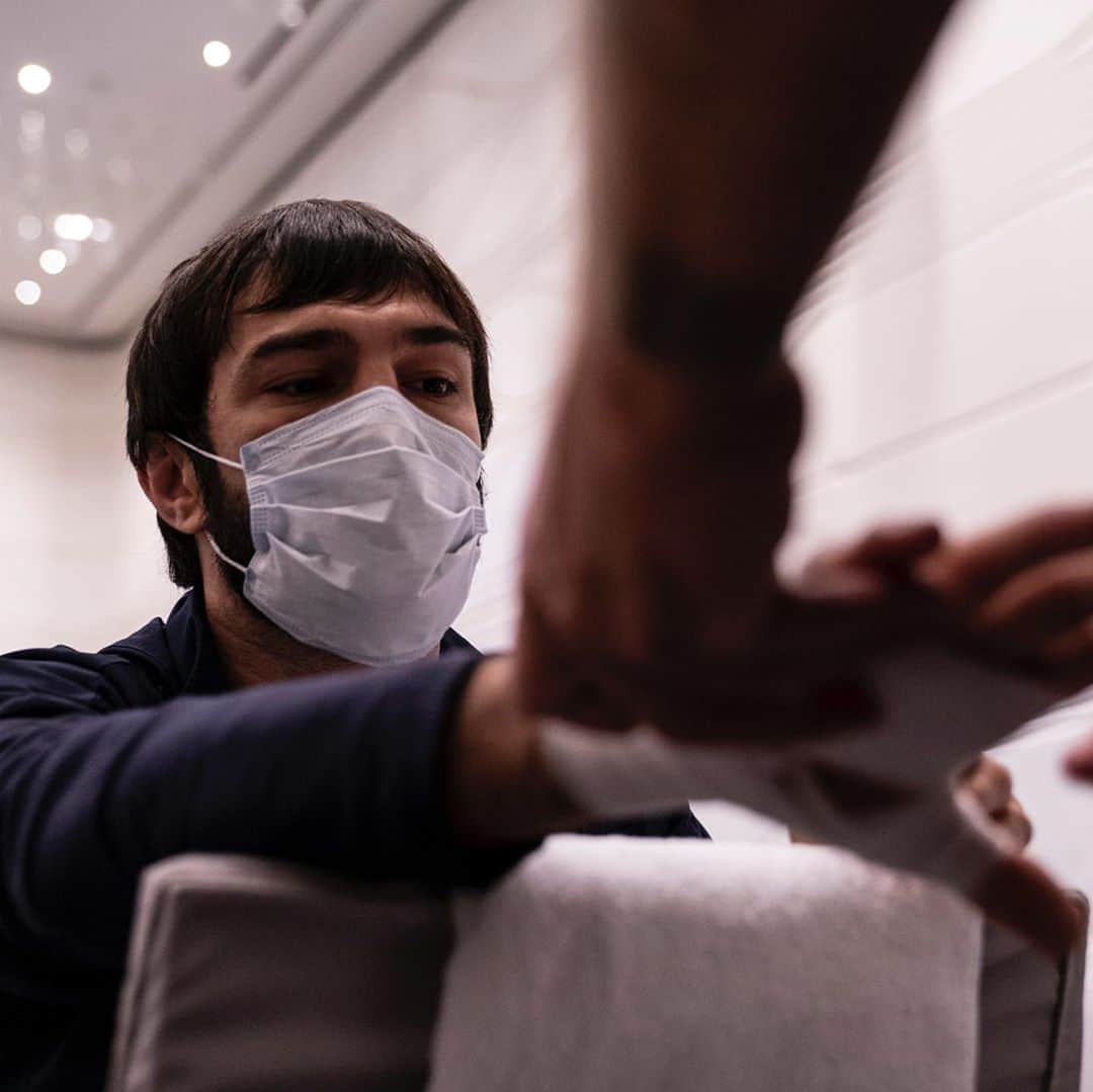 UFCさんのインスタグラム写真 - (UFCInstagram)「Calm before the storm ⛈ Our main card gets started at the top of the hour!  [ Live on ESPN+ PPV: LINK IN BIO ]」9月27日 10時25分 - ufc