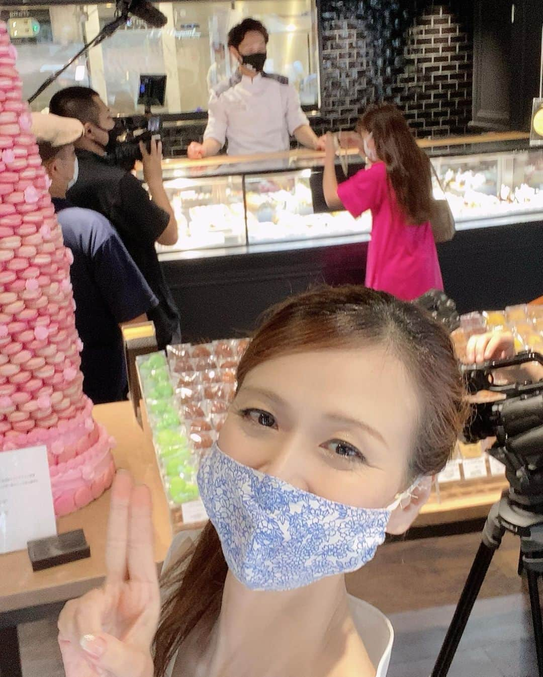 里井真由美さんのインスタグラム写真 - (里井真由美Instagram)「#television #offshot  9/23 生出演 テレビ東京「なないろ日和」オフショットでございます〜 ・ ・ 東京&銀座エリアで買える「東京ならではの手みやげ」を、タレントの中山エミリさんと スイーツを中心に7店❣️ロケして参りました〜  🔻スタジオでは 3種を召し上がって頂きました♡動画は中山エミリさんに許可頂き撮影掲載してます♡ ・ ・ 放送後から 番組やお品の反響がとても大きく嬉しいです。ありがとうございます！  ⭕️印 ついてるのが、スタジオで薬丸裕英さん、香坂みゆきさんに召し上がって頂いたものです😊   【グランスタ東京】 ⭕️プティガルガンチュワ(帝国ホテル) ブルーベリーパイ ●ガトーフェスタ ハラダ ラスク、ギフトバック、カフェイートインで、ラスク付ソフトクリーム  【松屋銀座】 ●五穀屋  さしすせそ羊羹、銀座はちみつ  ⭕️アンフィニ ベルガモットチーズケーキ  ●エイタブリッシユ(8tablish) グルテンフリー クッキー 八千代   【銀座エリア】 ⭕️パティスリーカメリア銀座 できたて マカロン   ⭕️プティガルガンチュワのブルーベリーパイは帝国ホテルで毎朝焼きたて！が直送されます(10時からの販売) 5センチサイズです食べやすいです。わたしはアップルパイもよく買います♡  ⭕️アンフィニ の ベルガモットチーズケーキは、ロケご一緒した中山エミリさんもお気に召され、スタジオでもすごく人気でした。爽やかな香りと なめらかなチーズのコク♡  ⭕️遠藤シェフのマカロンは みかん味、ショコラ味を召し上がって頂きました。 召し上がった瞬間から、そのフレッシュさや香り食感の良さに驚いて頂け、 「何これ！予想以上に美味しい❗️（笑）」と大人気で ひと安心♡   放送は短かったですが、エイタブリッシユさんのグルテンフリーのクッキーやナッツはすごく美味しく、個人的にも買ってます♡  五穀屋さん(うなぎパイの春華堂)の羊羹、ガトーフェスタハラダさんも コツコツ通ってます。（笑） これからもお伺いしますね！🙋‍♀️💖  ご紹介した おすすめスイーツはもちろん、まだまだ応援しているスイーツ盛りだくさんなので、たくさんご紹介できるよう頑張る〜ん💪💪💪💪‼️  ご関係者の皆皆さま お力添えをありがとうございます‼️🙇‍♀️⭕️🙏  9/30 も生出演します。 よろしくお願いいたします🙏  #なないろ日和 #テレビ東京  #グランスタ東京 #五穀屋#帝国ホテル#プティガルガンチュワ#春華堂#アンフィニ#カメリア銀座#モンブランの世界#モンブラン#松屋銀座#デパ地下#エイタブリッシユ#ガトーフェスタハラダ #ありが糖運動#さといいね#銀座はちみつ#中山エミリ#薬丸裕英#香坂みゆき#里井真由美#フードジャーナリスト里井真由美」9月27日 10時30分 - mayumi.satoi