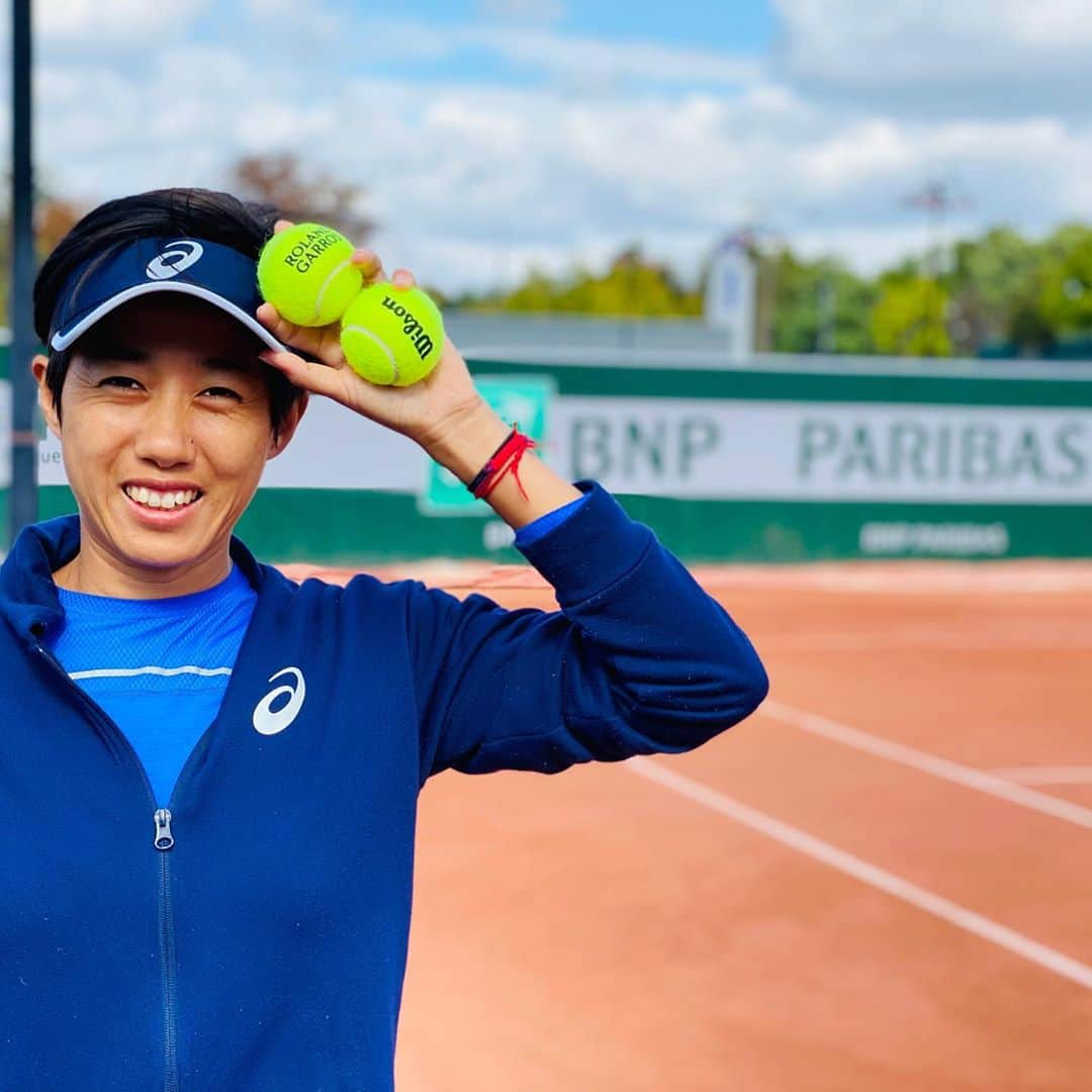 ジャン・シューアイのインスタグラム：「Happy to come back @rolandgarros」