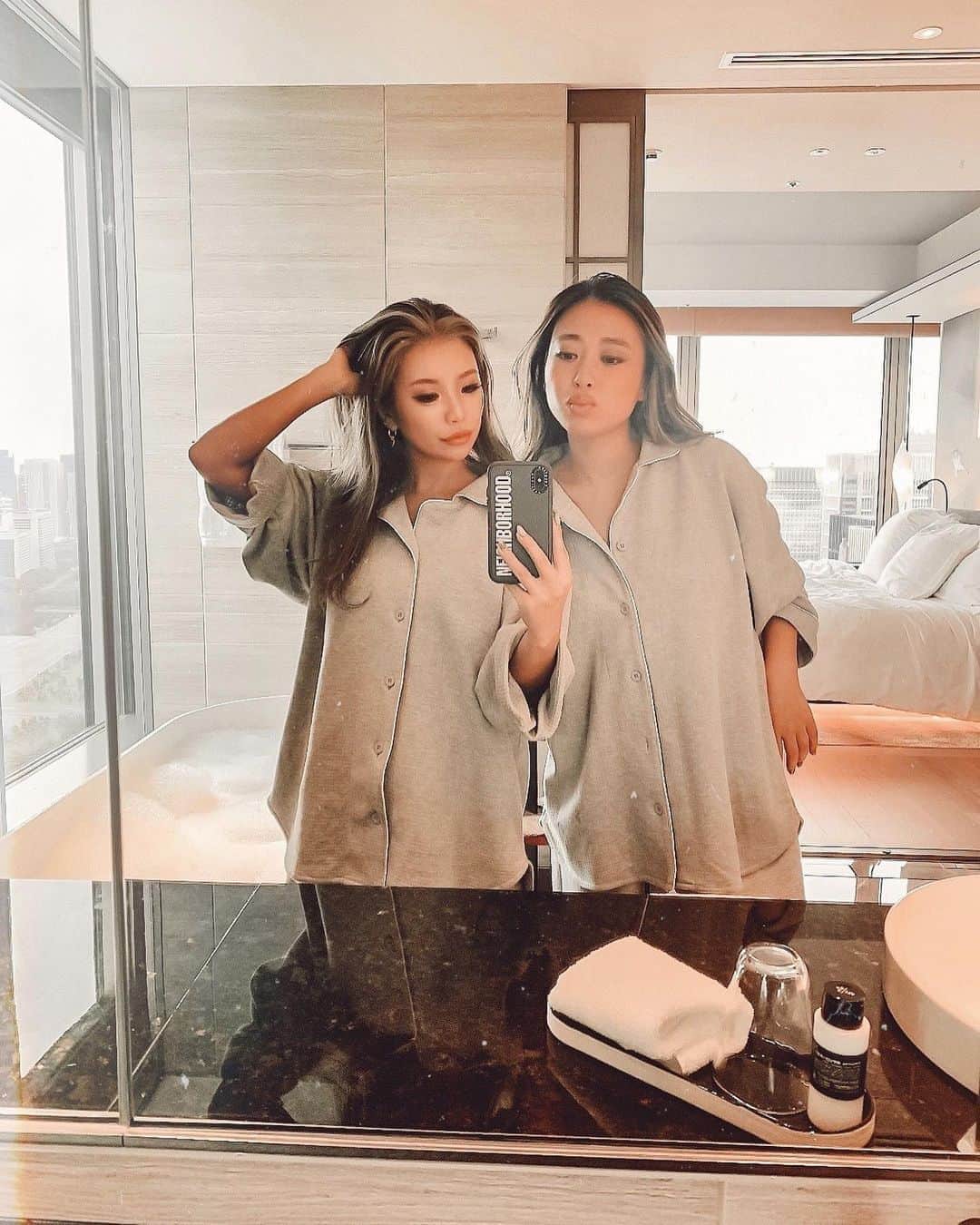 ✷kana✷のインスタグラム：「今月OPENしたばかりの @fsotemachi  楽しみにしてたホテルステイ♡♡♡ @mayu_1226_ 親子と！ . 素敵すぎるスイートタイプと デラックスツインのコネクティングルーム🥺✨ お部屋はもちろん スタッフの方々の細かい気遣いや、 アメニティやパジャマの素材まで、、笑 ほんとにほんとに全てに魅了されております、、 . #fourseasons」