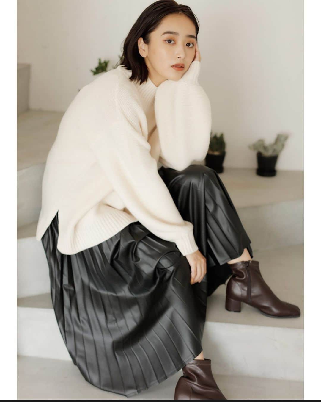 近藤千尋のインスタグラム：「おはようございます🌞 さて、今日も朝から娘たちは ６時からウニョウニョ動き出して もう母ちゃんヘトヘトだよ。笑😍  もうすぐ11ヶ月の次女は 私の姿が見えなくなると(トイレとか) ぎゃーーーーーーーーーとなります。 世界の終わりのような顔をして 猛スピードでハイハイしてきます。笑 3歳半の長女は ずっと喋って一日一億回くらい ママー！！！！！！と呼んできます。笑  今日もゆるりと育児頑張りましょう😂 ひーぼぉくん仕事でいないし ウーバーで何か頼もうかな☺️❤️笑」