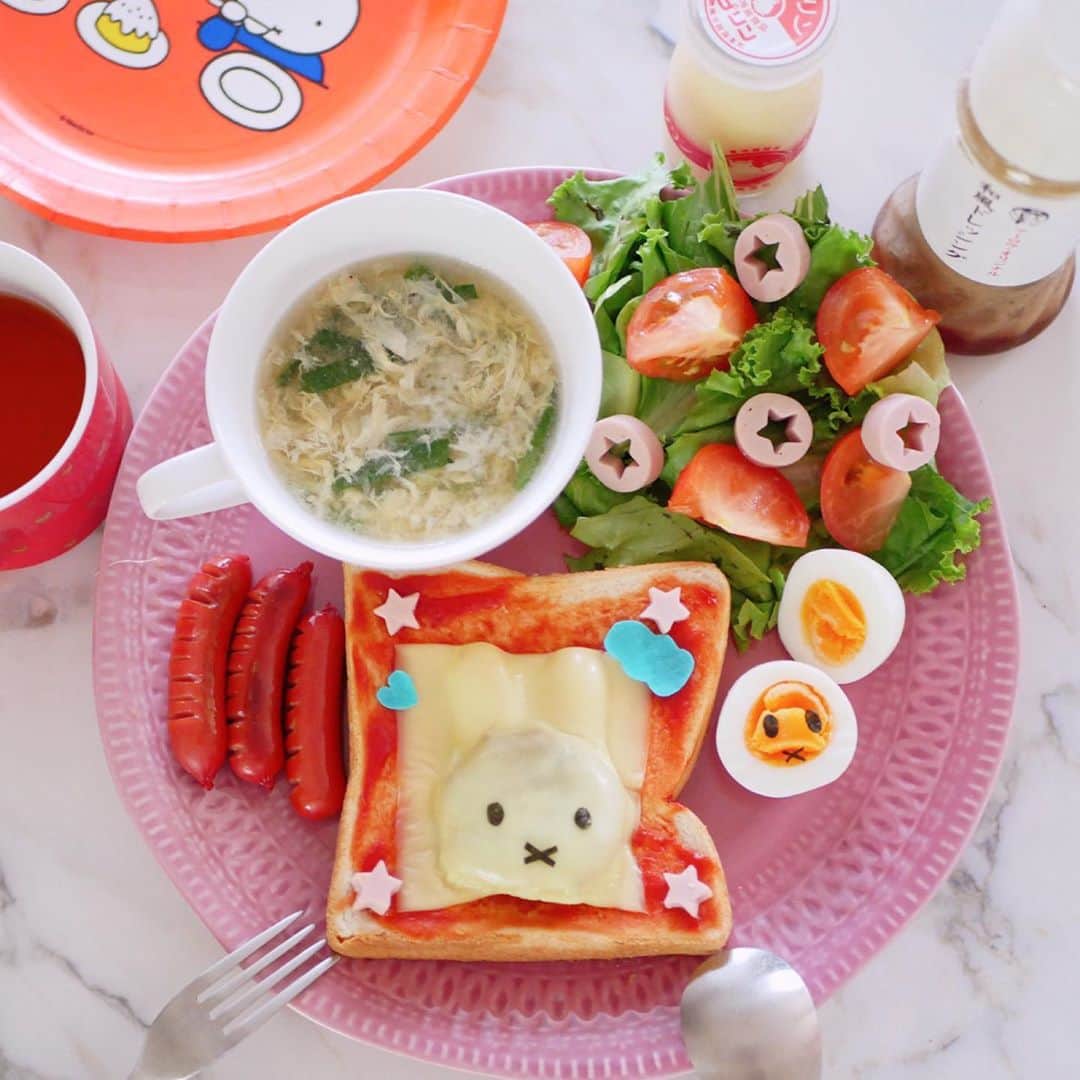 のインスタグラム：「エンボストースト❣️ ・ ・ 今話題のエンボストースト作りました⭐️ ・ 作り置きのミニハンバーグと魚肉ソーセージを置いてチーズを乗せて焼くだけ❣️ ・ ハンバーグがまんまるだったのでまんまるミッフィー✌️ ・ ・ 我が家には、スライスチーズしかなくてとろけるチーズの方が良さそう⭐️ ・ ・ 先日、熱海に行った時に１時間位並んでいる"熱海プリン"をget❣️ ・ 流行ってるのかな〜？ 因みに駅で並ばず買えました😂💓 ・ 美味しいドレッシングもあったから買ってみましたよ〜⭐️  ・ ・ そんな休日のモーニングでした💓 ・ ・ エンボストースト、また違うキャラで作ってみたい💓 ・ ・ ・  @kina.ootd   #モーニングプレート  #キャラ弁  #キャラ弁部 #愛され料理 #エンボスアート  #ミッフィーちゃん  #ワンプレートごはん  #キャラ弁初心者  #トーストアート  #kyaraben  #miffy  #japanesanime」