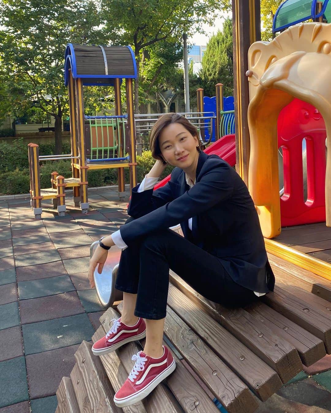 チャン・ユンジュのインスタグラム：「20년 전 토이의 #좋은사람 뮤비 촬영 후. 희열오빠에게 선물로 받은 자켓을 입고. 촬영 중 쉬는 시간에 놀이터에서.❣️ #수고했어오늘도  #그때나지금이나가장아끼는옷 #알만한사람은다안다는그브랜드  #희열오빠가준선물 #평생함께하자」