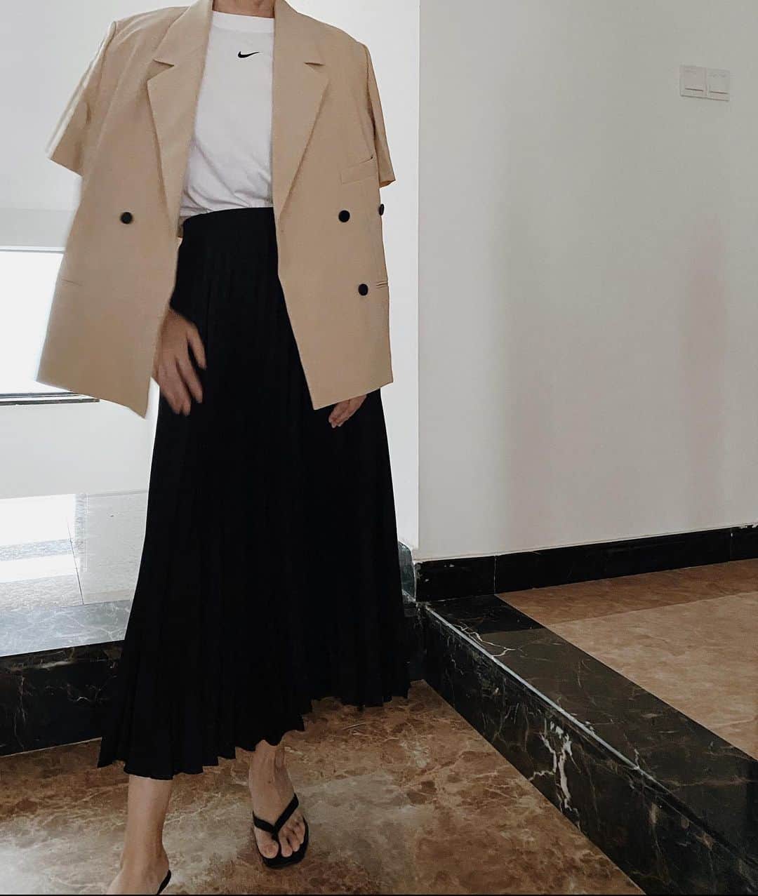 mixmatchisthekeyのインスタグラム：「Blazer + skirt」