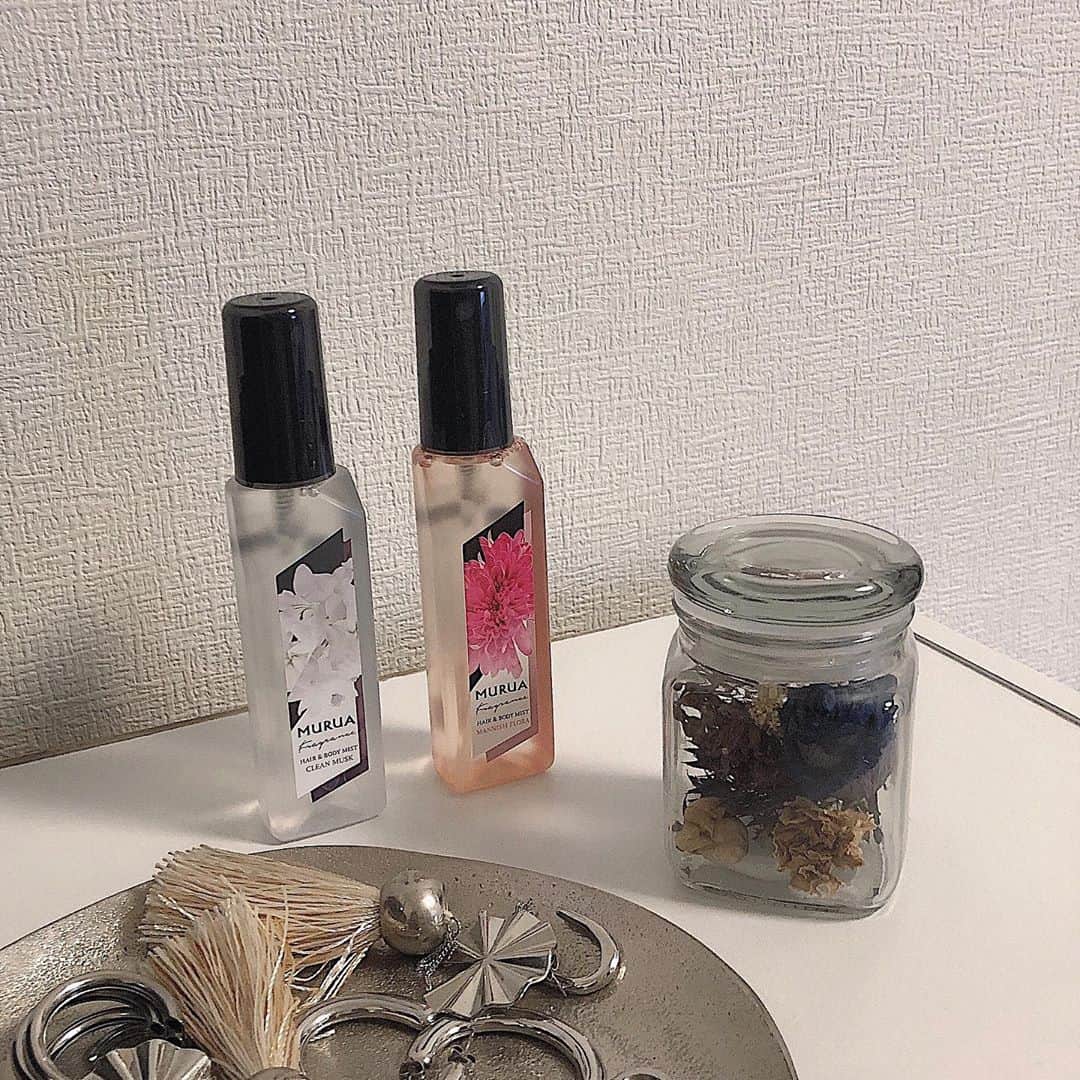 高村 楓さんのインスタグラム写真 - (高村 楓Instagram)「. . 最近お気に入りのヘア&ボディミスト💐 . フローラル系の甘めの香りがすきやから この２つは特にタイプ🤍🤍 . 香りを重ねてカスタマイズできるのもいい🥰 . デザインも可愛いからそのまま並べて インテリアとして置いてる✌️（笑） . #MURUA #ムルーアフレグランス#ボディミスト#フレグランス」9月27日 21時34分 - 12_kaede