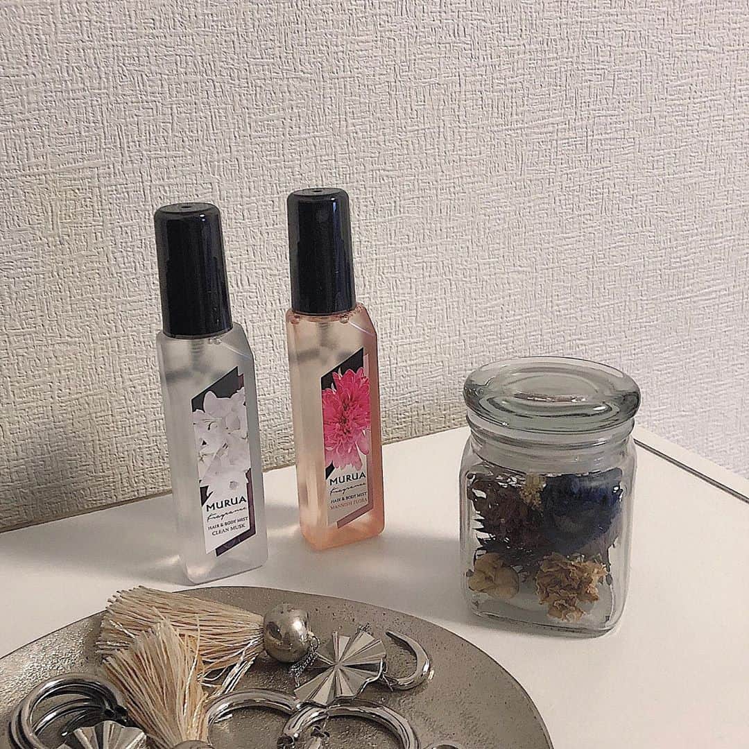 のインスタグラム：「. . 最近お気に入りのヘア&ボディミスト💐 . フローラル系の甘めの香りがすきやから この２つは特にタイプ🤍🤍 . 香りを重ねてカスタマイズできるのもいい🥰 . デザインも可愛いからそのまま並べて インテリアとして置いてる✌️（笑） . #MURUA #ムルーアフレグランス#ボディミスト#フレグランス」