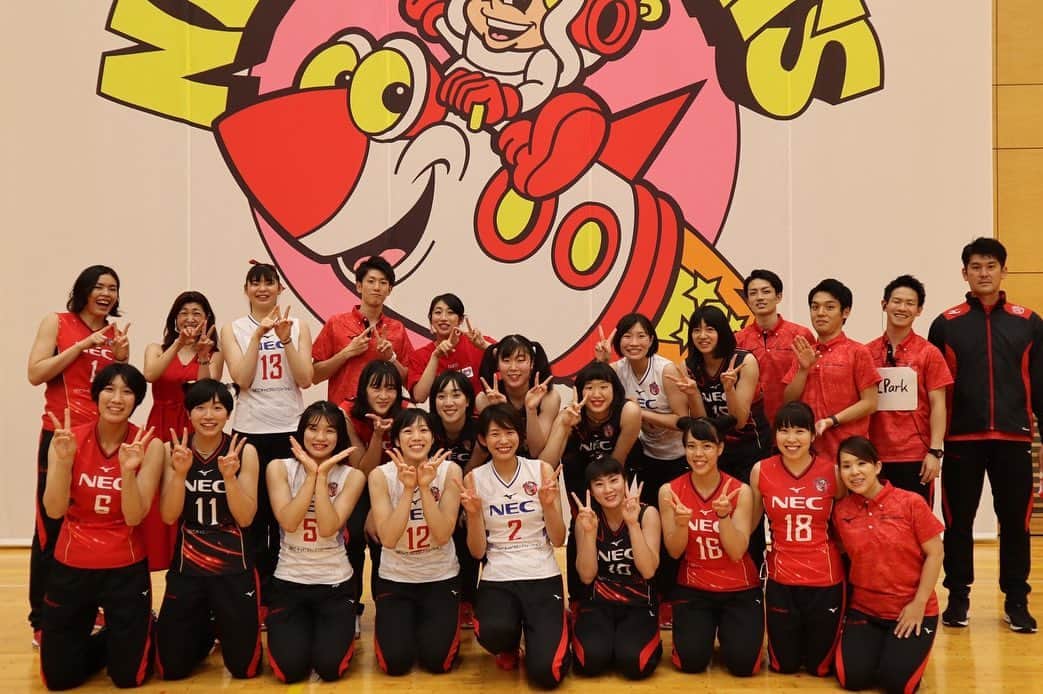 のインスタグラム：「赤ロケファンフェス2020 ご視聴いただきありがとうございました🧏🏻‍♀️🧡🤍💛 ・ ・ とっても楽しい時間でした☺︎ ・ ・ Vリーグ開幕まであと20日‼︎‼︎ 今シーズンもNECレッドロケッツの応援をよろしくお願いします🚀 また会場でお会いしましょう🤝 ワクワク🚗💭💭💭」