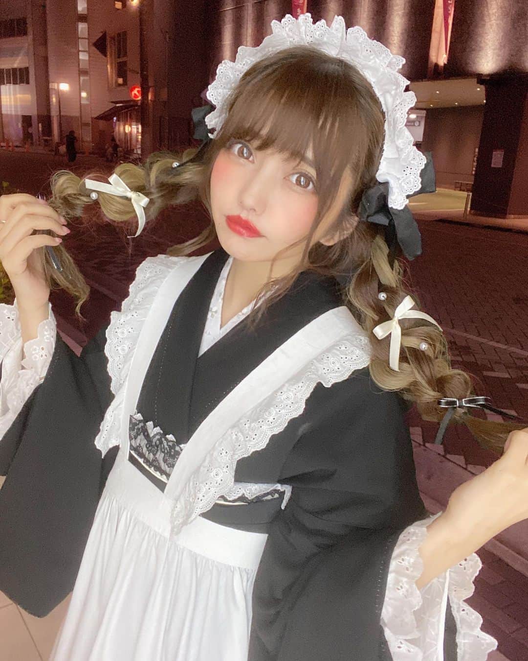 遠藤 玲奈 /endo renaのインスタグラム：「10月から予約きる袴エプロン🦇🥀 相変わらず私が着ると働かなそうです。 かわいいのがお好きな方は予約してみてくだされ☻🎟  #コロッケの写真と角度ほぼ一緒なのは内緒です . #袴 #ヘアアレンジ #浴衣ヘア #着物ヘア #浴衣女子 #浅草さわだ屋 #巻き髪 #和装 #和服 #着物ヘア #浴衣コーデ #着物コーデ #サロンモデル #浴衣レンタル #インナーカラー #アッシュ #グレージュ #袴ヘア #秋コーデ」
