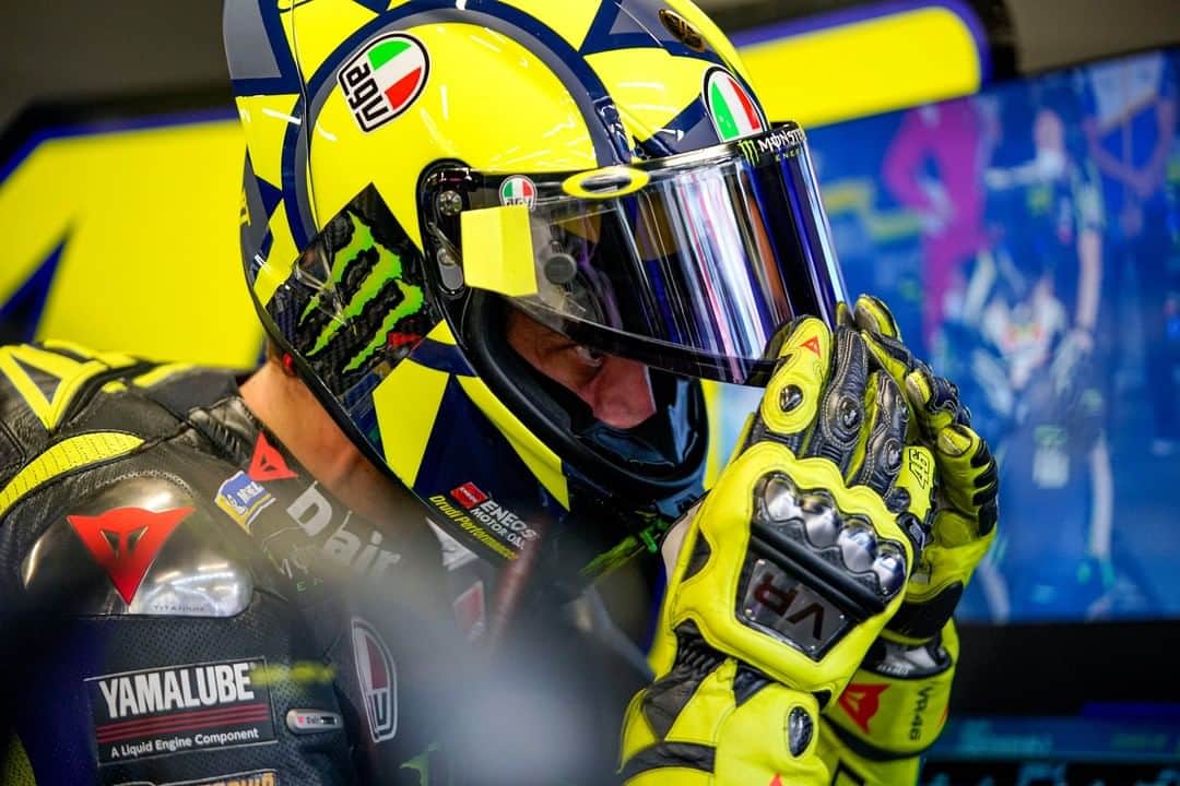 YamahaMotoGPさんのインスタグラム写真 - (YamahaMotoGPInstagram)「It's almost time for the main event at the @monsterenergy Catalan GP 🔥   The @motogp race is coming up next 🔜  #MonsterYamaha  #MotoGP  #CatalanGP」9月27日 21時37分 - yamahamotogp