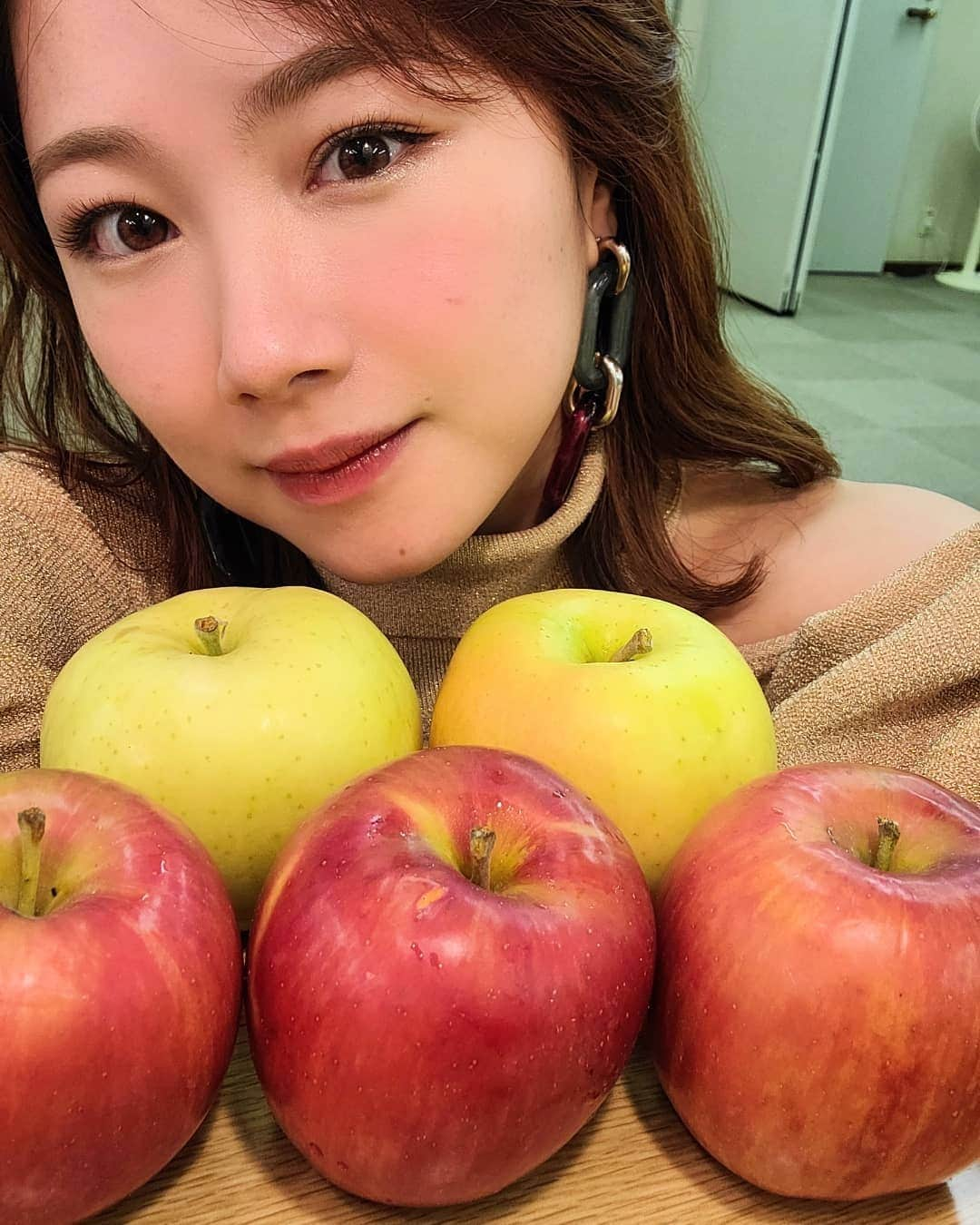 石田亜佑美さんのインスタグラム写真 - (石田亜佑美Instagram)「#青森 . . . りんご買えた🍎🍏 . 青い方は #トキ (100円) 赤い方は #つがる (70円) . . 帰り道…荷物重いけどこれは幸せな重み… . . Hello!project 2020 ～The Ballad～ . . #青森 #コンサート #ありがとうございました #helloproject #石田亜佑美 #morningmusume20 #モーニング娘20 #りんご #🍎 #煎餅のみみ #つい気になって #こういう素朴な味好き」9月27日 21時39分 - ayumi_ishida.official