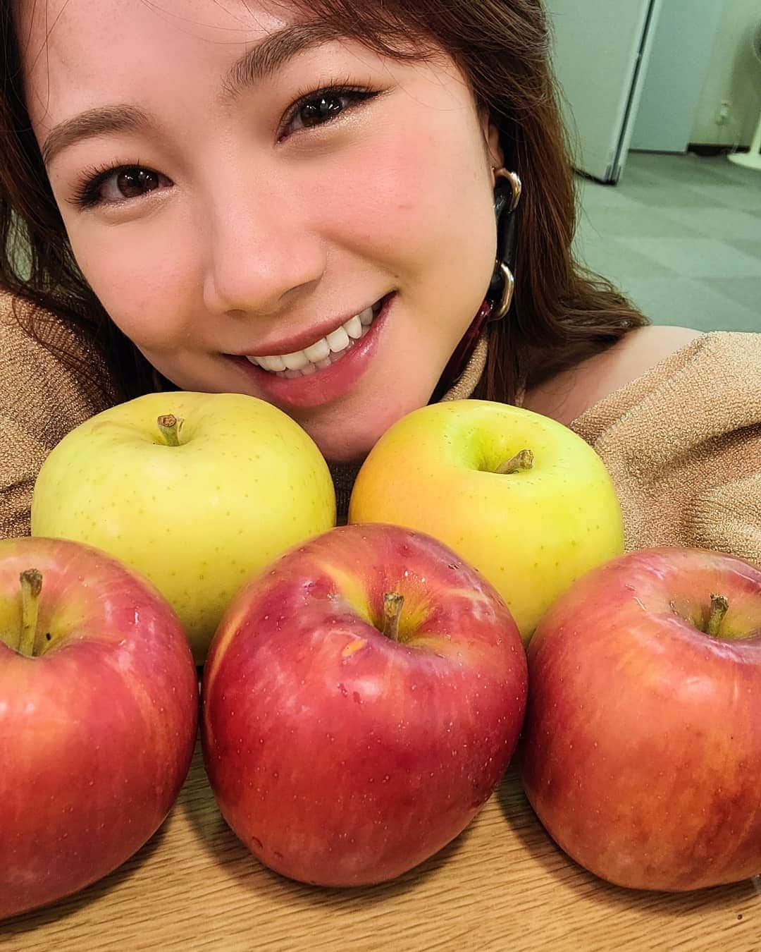 石田亜佑美さんのインスタグラム写真 - (石田亜佑美Instagram)「#青森 . . . りんご買えた🍎🍏 . 青い方は #トキ (100円) 赤い方は #つがる (70円) . . 帰り道…荷物重いけどこれは幸せな重み… . . Hello!project 2020 ～The Ballad～ . . #青森 #コンサート #ありがとうございました #helloproject #石田亜佑美 #morningmusume20 #モーニング娘20 #りんご #🍎 #煎餅のみみ #つい気になって #こういう素朴な味好き」9月27日 21時39分 - ayumi_ishida.official