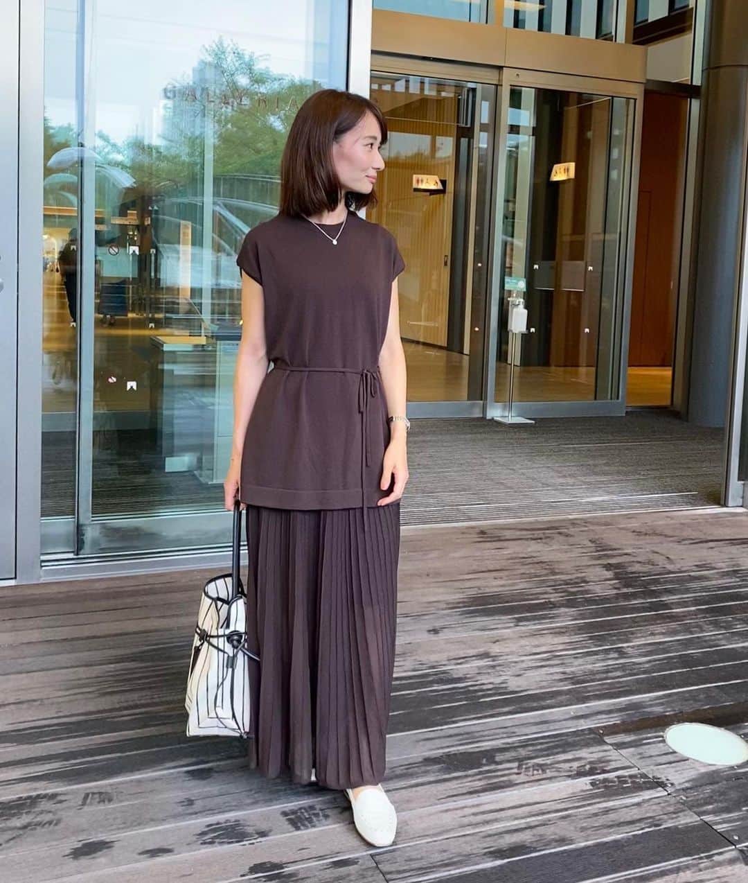 吉田早織のインスタグラム：「・﻿ ゆっくりランチができた日🍽﻿ ﻿ ﻿ ﻿ 今年はブラウンをたくさん着ています🙌﻿ ﻿ 上下別でも使いやすかったお洋服☺️﻿ ﻿ ﻿ ﻿ そろそろ衣替えをしないとです🍁﻿ ﻿ ﻿ ﻿ ﻿ ﻿ ﻿ #きょこ #セットアップ  #gu #gu_for_all #プチプラコーデ  #プチプラ #ママコーデ」