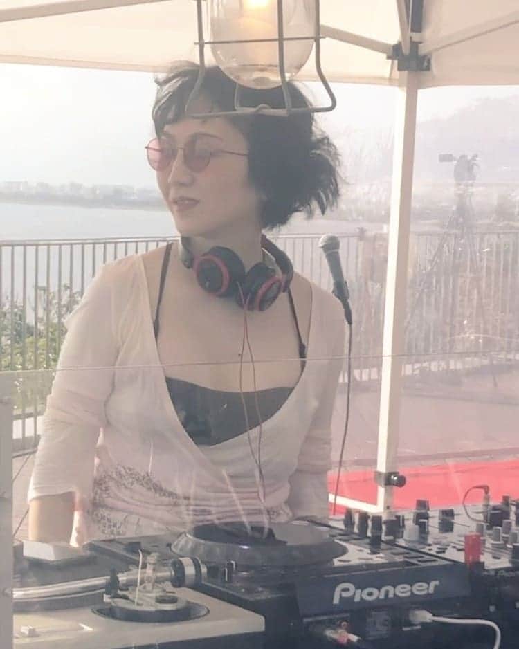 川村由紀のインスタグラム：「夕陽と海の音楽祭にご来場のお客様、配信でご覧の方もありがとうございました。  shibaさん、原口さん、AOさんご夫妻、スタッフの皆様、松浦俊夫さん、井上薫さん、藤本一馬さん&福盛進也さん、橋本徹さん、そして友達たち…2020年極上のサンセットを御一緒できて嬉しかったです！  #夕陽と海の音楽会」