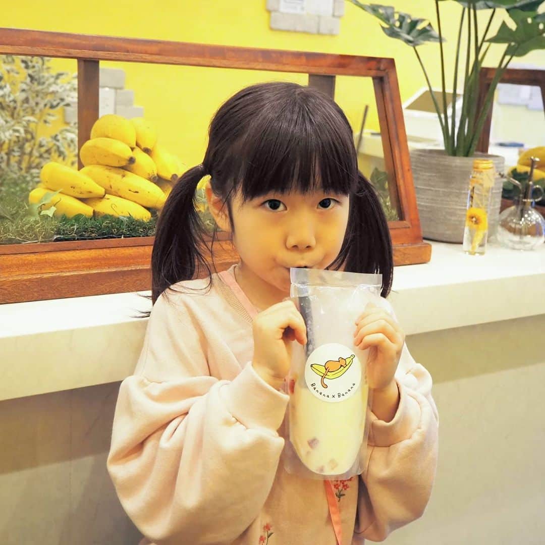 Kuboi Ayumiさんのインスタグラム写真 - (Kuboi AyumiInstagram)「バナナジュースが大好きで、おうちでもジューサーで作ったりするのですが﻿ とってもおいしいバナナジュース専門店に出会っちゃいました。﻿ ﻿ 大学生までずっと住んでいた早稲田にできた「Banana × Banana」。﻿ ﻿ このお店のバナナジュースには、バナナがまるごと入っています。﻿ バナナ好きにはたまらない！﻿ ﻿ 袋の上からハンマーでクラッシュしてから飲む新感覚のジュースで﻿ 娘は楽しそうにバンバン叩いていました。﻿ 私も一緒に叩いてストレス発散（笑）﻿ ﻿ お好みでソースやクラッシュもいろいろ組み合わせられるので﻿ お好みのバナナジュースもできちゃいますよ。﻿ 牛乳ではなく、豆乳やアーモンドミルクに変更することも。﻿ ﻿ ﻿ 練乳×いちごやパッションソース×キウイなどおいしくて﻿ 娘はおかわりして飲んでいました。﻿ ﻿ ﻿ @bananabanana0803﻿ ﻿ #bananabanana #バナナジュース専門店 #バナナジュース #インスタ映え #カフェ #ヘルシー #西早稲田カフェ #pr #トリドリベース」9月27日 21時40分 - himekagami