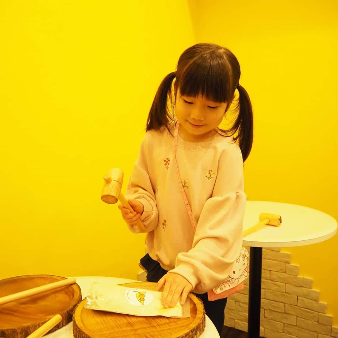 Kuboi Ayumiさんのインスタグラム写真 - (Kuboi AyumiInstagram)「バナナジュースが大好きで、おうちでもジューサーで作ったりするのですが﻿ とってもおいしいバナナジュース専門店に出会っちゃいました。﻿ ﻿ 大学生までずっと住んでいた早稲田にできた「Banana × Banana」。﻿ ﻿ このお店のバナナジュースには、バナナがまるごと入っています。﻿ バナナ好きにはたまらない！﻿ ﻿ 袋の上からハンマーでクラッシュしてから飲む新感覚のジュースで﻿ 娘は楽しそうにバンバン叩いていました。﻿ 私も一緒に叩いてストレス発散（笑）﻿ ﻿ お好みでソースやクラッシュもいろいろ組み合わせられるので﻿ お好みのバナナジュースもできちゃいますよ。﻿ 牛乳ではなく、豆乳やアーモンドミルクに変更することも。﻿ ﻿ ﻿ 練乳×いちごやパッションソース×キウイなどおいしくて﻿ 娘はおかわりして飲んでいました。﻿ ﻿ ﻿ @bananabanana0803﻿ ﻿ #bananabanana #バナナジュース専門店 #バナナジュース #インスタ映え #カフェ #ヘルシー #西早稲田カフェ #pr #トリドリベース」9月27日 21時40分 - himekagami