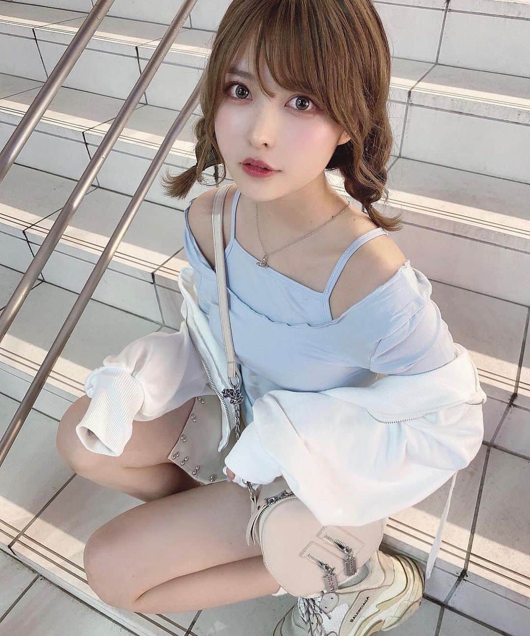 のインスタグラム：「みてーーなんかめずらしいお洋服 かわいい？₍ᐢ ›̥̥̥ ༝ ‹̥̥̥ ᐢ₎  ひさびさにみつあみもした ヘアアレンジたのしくてなんとなく髪伸ばしてるんだあ  この日のお洋服ぜんぶここの @sweemy_closet  パステルカラーてかわいい  #トップス#スカート#パーカー #sweemycloset   #スニーカー #balenciaga」