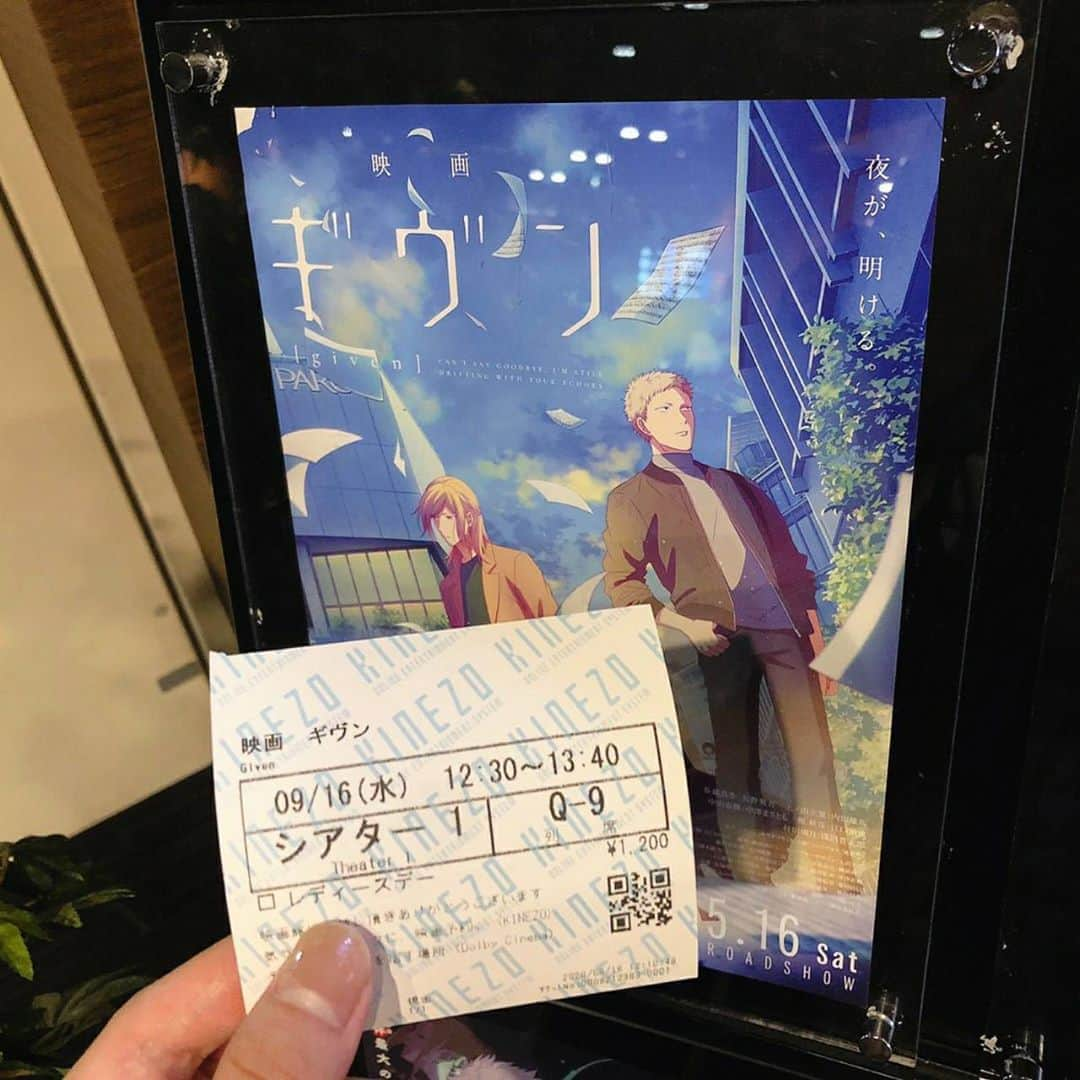 根岸可蓮さんのインスタグラム写真 - (根岸可蓮Instagram)「🎸 🎬映画鑑賞🍿 「ギヴン」 アニメと同じ、ライブシーンは本当に鳥肌がたちました💭 映画で大画面だから余計✨ 真冬の気持ちが込められた歌声が、歌詞が ギヴンのストーリーと合いすぎて 同性愛だからこそ描ける物語はきっとこれなんだ って改めて感じました😭 ミューコミプラスでお世話になってる方で ギヴンが大好きな方がいるんですけど 原作を知ってるからこそ辛くて映画に行けない😭 って言ってました💭 それぐらい、ストーリーが始まる最初から 心が痛くなりました😓 痛くなる…というか苦しい😢 かれんは特別この人が好き！というキャラはいないけど それぞれのキャラの気持ちを考えると 幸せだったり辛いと感じたり すごく忙しかったです笑 好きという表現がどれだけ難しいか😢 それが「好き」なのか「依存」なのか それをどう受け入れるか 受け入れる強さもまたかっこいいなって思います😌 性別を関係なく表現するからこそ 感動が生まれる作品ですね💭 ギヴンはバンドやクラッシクの音楽にもすごく魅力が詰まってるので🎶 音楽が好きな方が観たら また色んな感じ方があるのかなって思います☺️ 最後雨月さんの振り返るシーンが1番心に残りました 過ごした時間は消えないし ちゃんと思い出として残る 雨月さん幸せになって欲しい😭 ※ ※ ※ #たこやきレインボー #たこ虹 #tacoyakirainbow #taconiji #根岸可蓮 #れんれん #Renstagram #アニメ好き #kawaii #fashion #jfashion #instagood #follow #れんれんドキドキでーす」9月27日 20時08分 - negishikaren_official