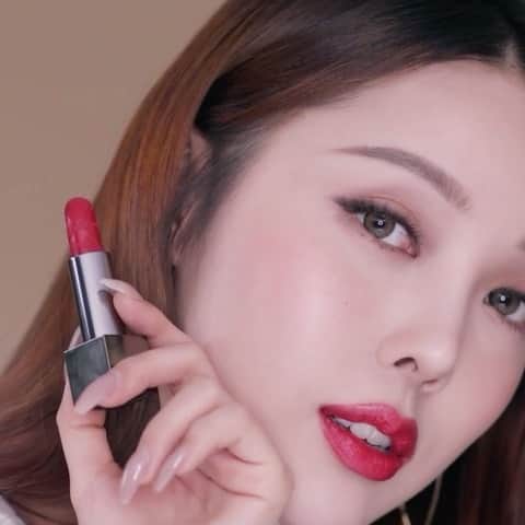 ポニーのインスタグラム：「#제품협찬  여러분은 가을에 어느 색상을 자주 사용하시나요?  가을과 딱 어울리는 버버리 키세스 몇 가지 컬러들을 소개해드릴게요!  💄49호 라이트 크림슨 : 부드러운 로즈 핑크색, 꽃잎처럼 부드럽고 촉촉함을 담은 듯 해서 데일리로 바르시기 좋아요.   💄105호 포피 레드 : 빛나면서도 클래식한 레드빛, 비비드하면서도 쨍한 레드 컬러라 야외에서 사용하시기에 좋아요.  💄101호 브라이트 플럼:  우아한 자두 빛이 느껴지는 컬러로 저녁에 적합한 쉐이드에요.  레이어링하기에 간편한 색상들로 출시돼서 다채로우면서도 편하게 연출하실 수 있어요.  로즈 힙, 차, 라벤더 등이 담겨진 버버리의 시그니처 조합으로 이루어져있는데요. 가벼우면서도 촉촉/편안한 텍스처라 발랐을 때 입술에 꾸준한 수분감이 느껴져서 입술이 자주 트는 요즘같은 계절에 유용하게 바르실 수 있어요!  올 가을 버버리 키세스와 함께 해보세요!  #BurberryKisses @burberrybeauty @lottedutyfree #ad」