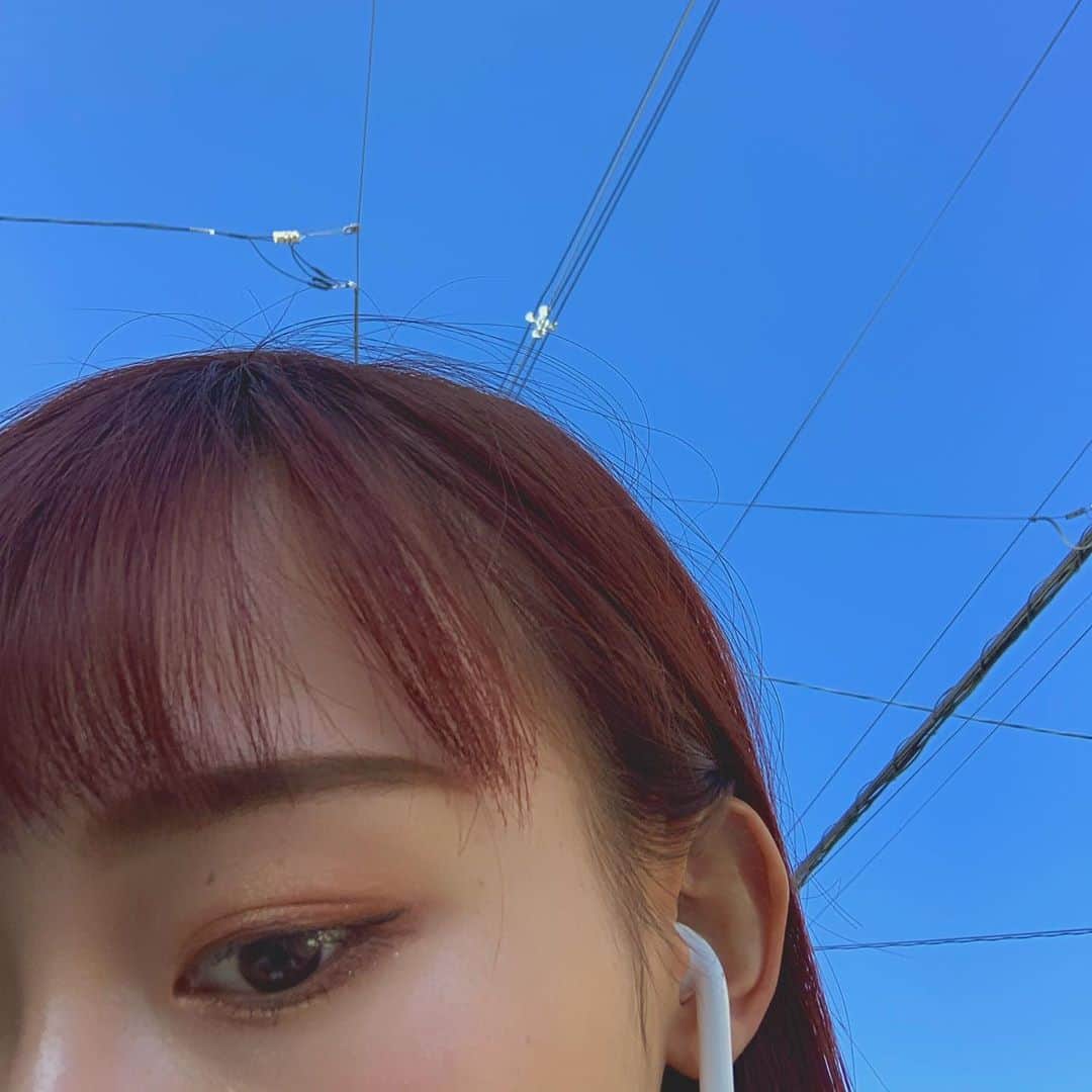 鈴木えりかのインスタグラム：「. 今の気温がいちばん好き🍁 . . . . #秋 #アイメイク #オレンジとキラキラにハマってます #クリオ #ロムアンド #秋色 #秋色カラー #🍁 #アホ毛はいつものことです」
