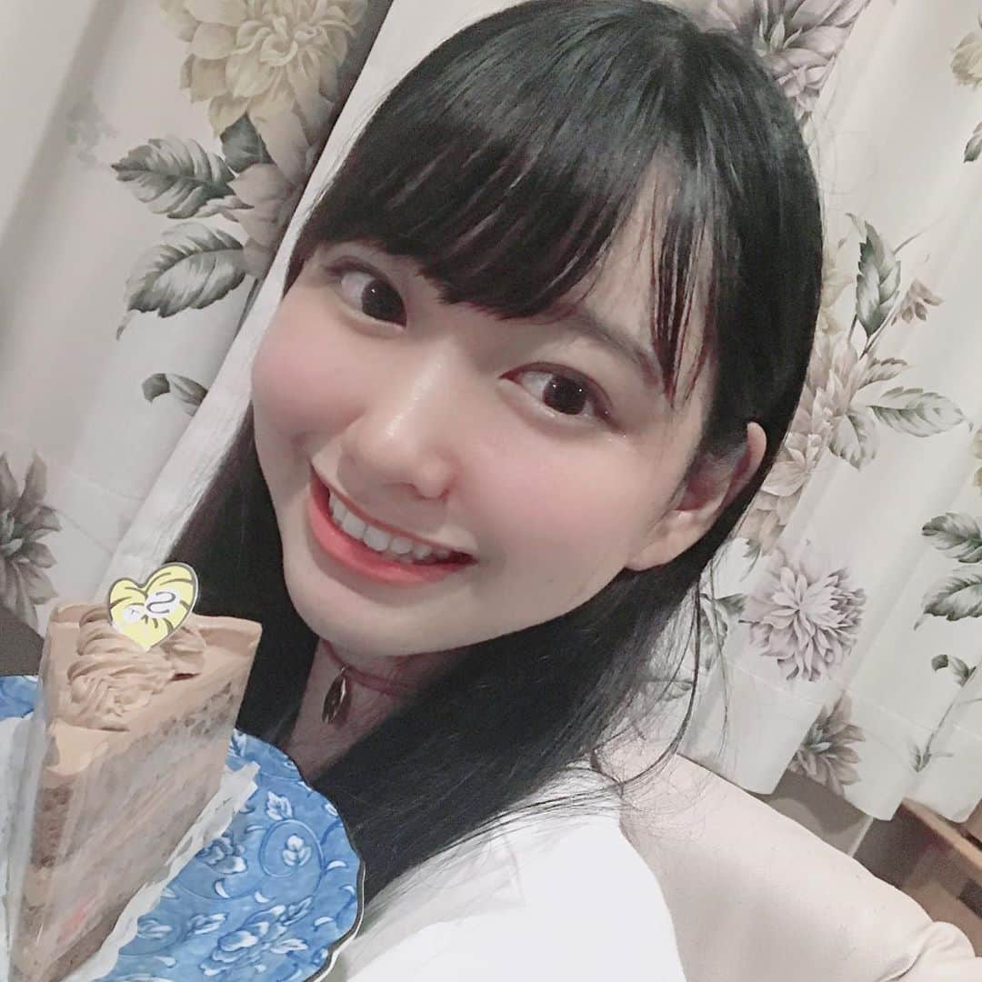 髙橋莉瑚のインスタグラム：「今日がお誕生日😊 ケーキ美味しかったな😋17歳もいろんなことに挑戦し頑張りたいと思います！！ #ハッピーバースデー ＃JKモデル #ケーキ好き #幸せな一日」