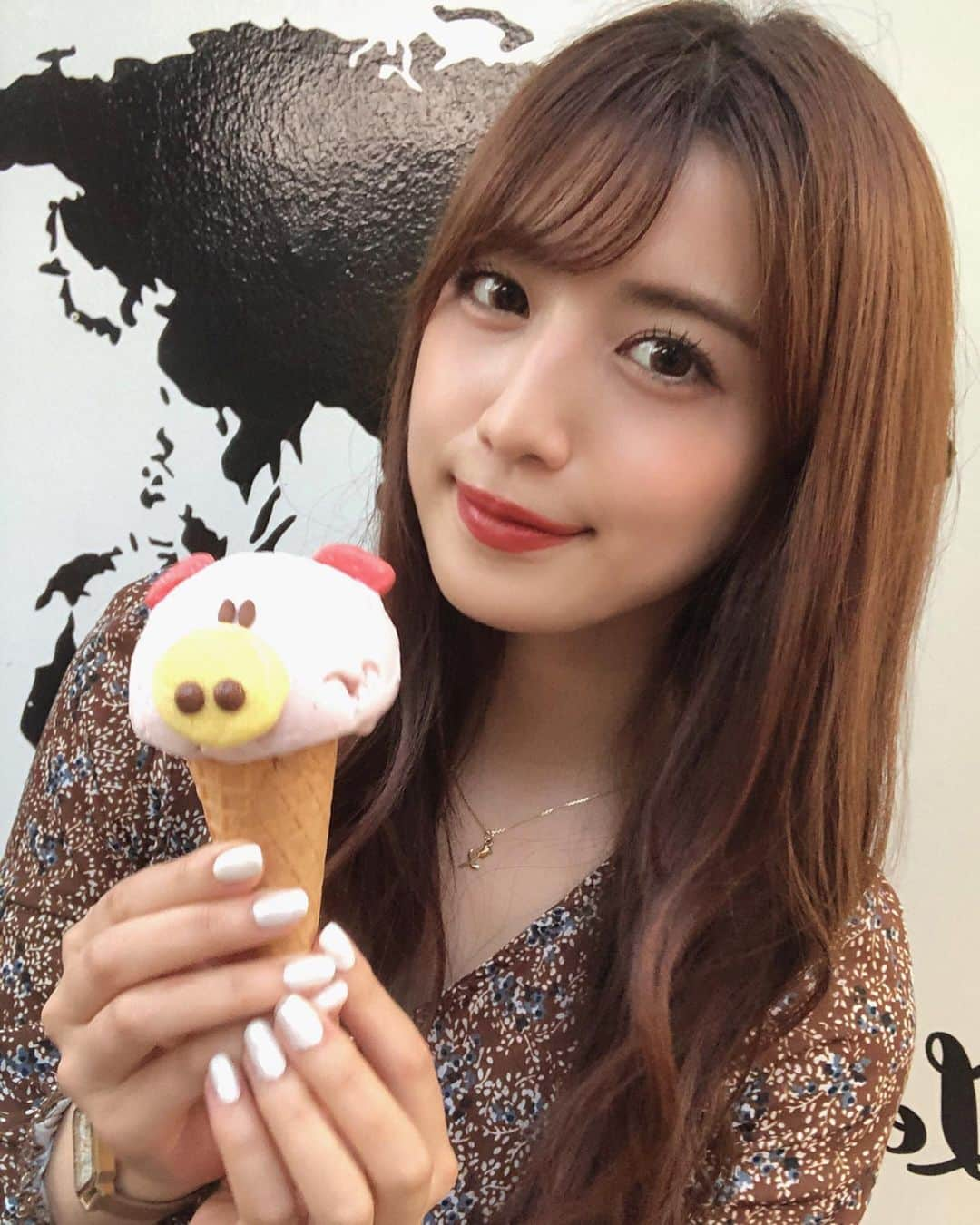 御子柴かなさんのインスタグラム写真 - (御子柴かなInstagram)「🐷さんアイス いちごみるく🍓🍨 可愛すぎて食べるのが😶💕」9月27日 20時23分 - kanakana2510