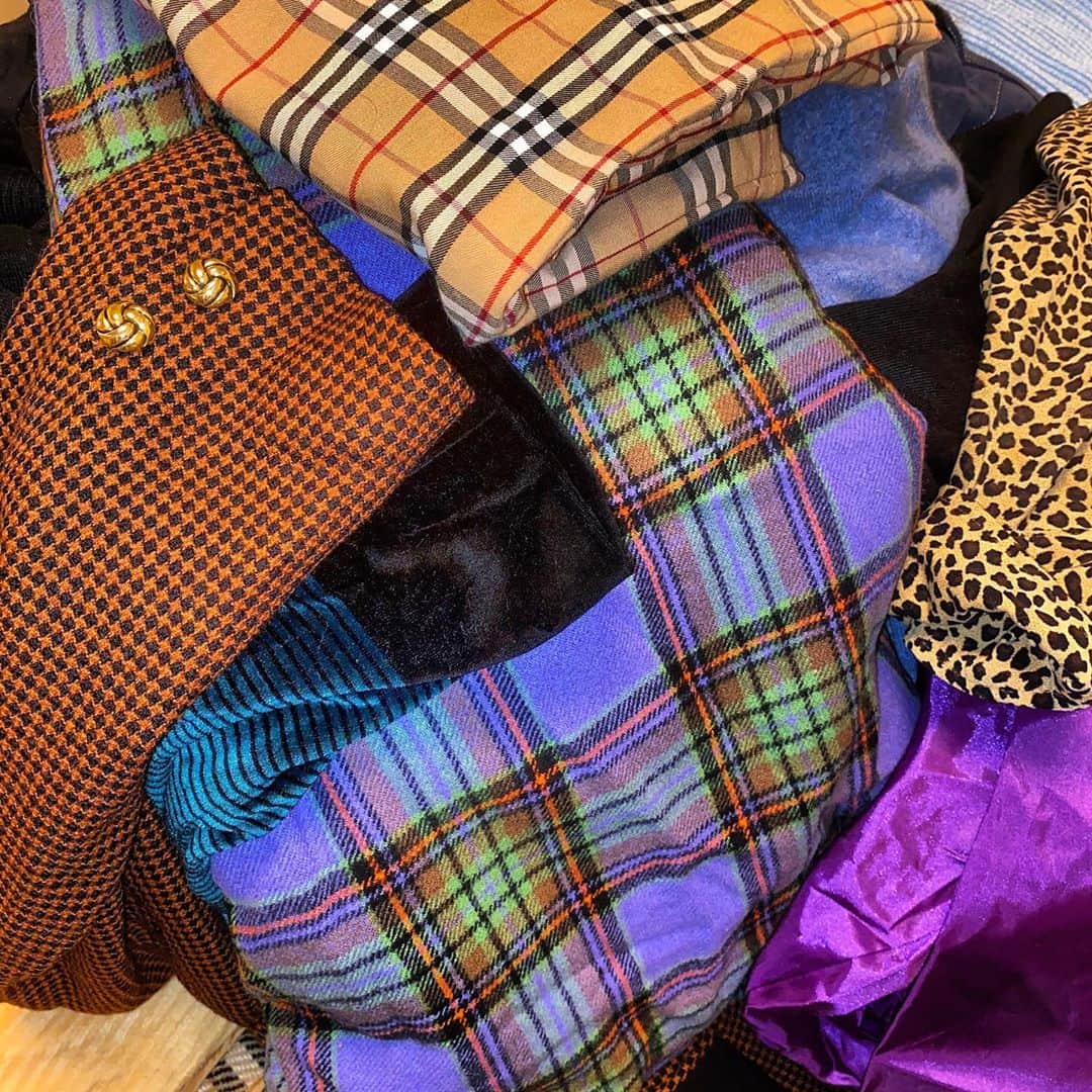寺田蘭世さんのインスタグラム写真 - (寺田蘭世Instagram)「秋冬服を整理しています。 今年は例年よりお出掛けや私服を着る機会 少ないかと思いますが ここで見てもらえるから  お洋服達も 喜んでくれてそうです。👚👔👒  #fashion」9月27日 20時19分 - terada.ranze.official