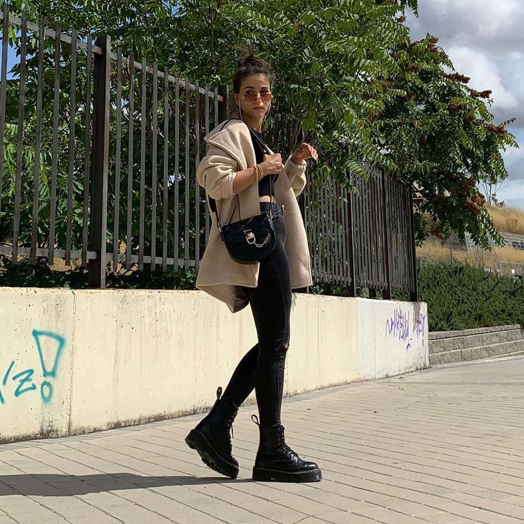 フルラのインスタグラム：「@claudiasalas_ styling the new innovative design of the Furla Miss Mimi.  #thefurlasociety #furlafeeling #newcollection #furla #accessories #fashion #furlaopeningparty」