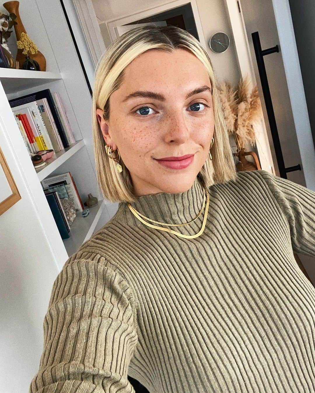 Estée Lalondeのインスタグラム：「Turtleneck season 🐢 For reference I’m wearing my {ad/collab} @daisy_jewellery short snake 🐍 chain layered with my goddess snake chain (which is reversible) 🍂 #esteelalondeXdaisy」