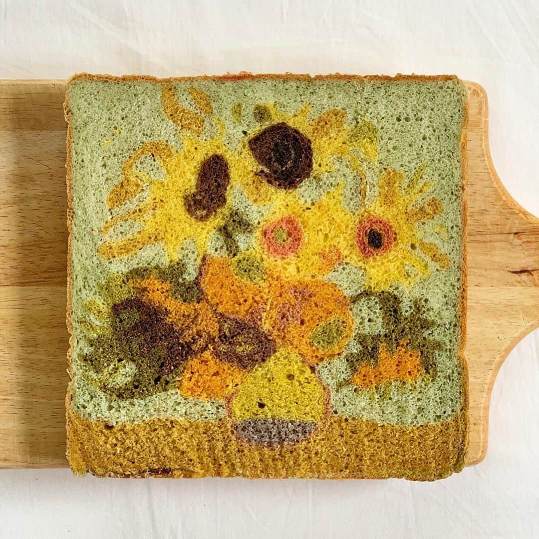 Ranさんのインスタグラム写真 - (RanInstagram)「. .  Vincent van Gogh    「Sunflowers」  ゴッホのひまわり  #イラストパン美術館　に寄贈します♩  イラストパン美術館へは、 いつでもご自由にご訪問下さい〜🤓💕 . . . . .  #bread #breadart #baker #Museum #museumlover #museumlife #vangogh #art #artistsoninstagram #breakfast #vangoghart #vangoghmuseum #手作りパン #パン #手作り食パン #美術館 #イラストパン #ゴッホ #ゴッホひまわりコンペ  #ゴッホ展 #絵画 #アート #🌻#トーストアート #パン教室 #朝ごパン #リナブルー  #konel #konelBreadMuseum」9月27日 20時21分 - konel_bread