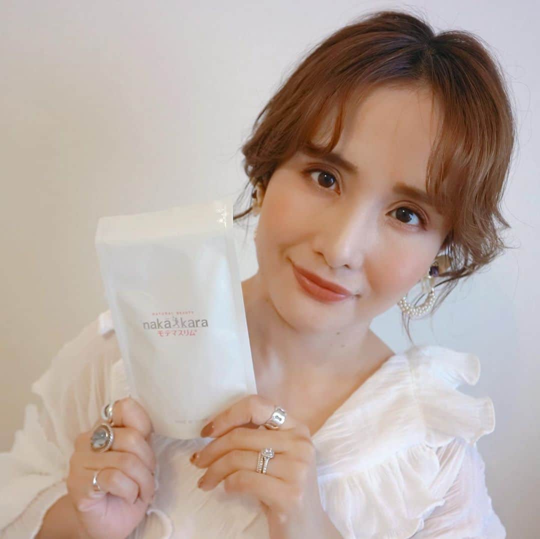 のインスタグラム：「‥ 相変わらずダイエット頑張っておりまして、食事も気をつけているのですが仕事もしてるし、偏食息子は完全別メニューなのでもう本当に大変！そんな、お悩みを解決するために新しいサプリメントを飲み始めました。 ∵ 普段の食事だけでは摂りにくい食材をかしこく補給出来る【モテマスリム(@motemaslim )】というサプリです。  個人的に凄い魅力を感じたのが、いろんなものをまとめて入っているところ。1000億個の乳酸菌をはじめ、食物繊維、発酵熟成酵素まで入っているのでお腹に良いみたい。さらに、モテマスリムは青汁成分を一粒にぎゅっと凝縮されているんだそう！さらにさらに、脂肪燃焼をサポートしてくれる成分も入っているそうなので、ホントこれ1つでいろんなアプローチができちゃうんです！ ∵ 少し前から飲んでますが、お腹の調子が良い気がします！ガッツリ食事制限するダイエットではなく、バランス良い食事と運動で痩せたいと思っているので、しばらく続けたいなぁと思いました。 ∵ 気になった方、プレゼント企画をやっているそうなので、ぜひチェックしてみてください♡ ∵ 『モテマスリムサプリを抽選で 30名様にプレゼント』 ‥ 【応募方法】 ① @motemaslim をフォロー ②モテマスリムのキャンペーン投稿に「いいね」を押す。 ※公開アカウントのみ対象となります。 ※発送は日本国内でお願い致します。  ‥ 【応募期間】 2020/10/7(水) 午前 10:00 まで  ∵ ∵ #モテマスリム #プレゼント#プレゼント企画#からだに栄養 #motemaslim #贅沢 motemaslim #健康#おすすめサプリ#ダイエットサプリ#ダイエット #ボディメイク#美ボディ #pr」