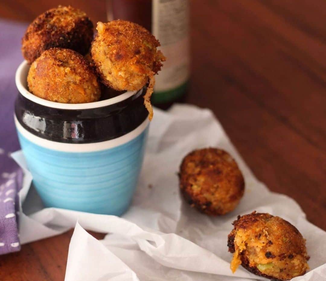 Archana's Kitchenさんのインスタグラム写真 - (Archana's KitchenInstagram)「Crispy vegetable fritter made with less oil which can be relished as an evening snack. Made from Carrot, Sweet Potato, and Mushrooms, these fritters can be best enjoyed with you coffee! Serve it with any chutney or dip of your choice. Get the recipe from the smart.bio link in my profile @archanaskitchen . . . . . #recipes #easyrecipes #snacks #teatime #teatimesnacks #sandwich #bombaysandwich #archanaskitchen #healthyeating #highprotein #eatfit #cooking #food #healthyrecipes #foodphotography #recipeoftheday #comfortfood #deliciousfood」9月27日 20時24分 - archanaskitchen