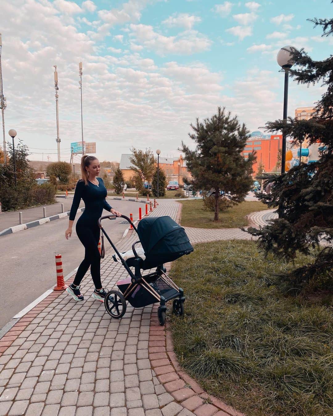 のインスタグラム：「О прогулках с Ри🐥 ⠀ Гулять с малышом нужно ежедневно. И, несмотря на занятость, у меня не было с этим проблем. Ровно до переезда в Россию. Ребят, я и забыла, что такое холодная российская осень)) ⠀ Меня не спасают водолазки и кофты. Душа требует чего-то потеплее!  Но ассортимент в магазинах только расстраивает... И где одеваются эти девчонки с картинок на Пинтересте?! ⠀ Признаюсь, осень и зиму я за то и не люблю: приходится надевать кууучу кофт и курток. А быть колобком, который даже согнуться не может из-за ста слоев одежды - ту мач для меня. ⠀ Поэтому, когда мне прислали подарок из @uniqlo_russia, я обрадовалась - Самые современные технологии выработки тепла! - говорят они! Лонгслив #HEATTECH - Дайте две! - говорю я, мне и маме🙏🏼😍 ⠀ Наконец, появилась одежда из тонкого материала, которая при этом сохраняет тепло! В общем, ближайший месяц буду тестить. ⠀ Посмотрим, что приготовил для нас UNIQLO и так ли их вещи хороши, как о них говорят😅  А как вы утепляетесь с наступлением холодов?) ⠀ #BeReadyForCold #uniqlo_russia」