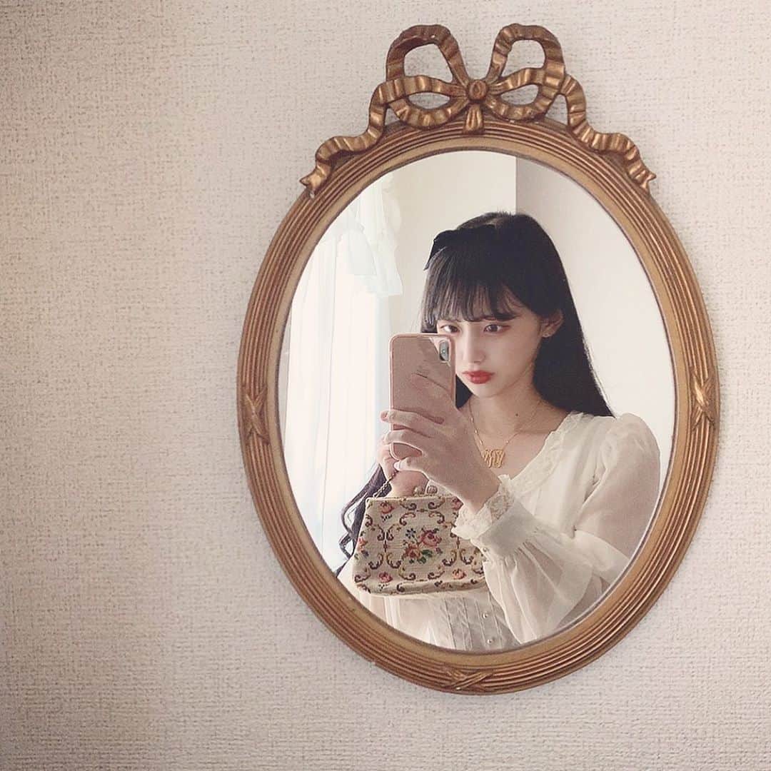 酒元麻衣（まいへー）のインスタグラム：「今日🦢 1970年代のお気に入りドレス🤍 久しぶりに頭にリボン巻いてみた🥰 バッグは東京に住んでる時に下北のフラミンゴで見つけたヴィンテージ🥺懐かしいな〜😭下北行きたいな〜〜😭✨  載せ直しごめんなさい😭 コメントくださった方しっかり読ませていただきました😢♡コメントありがとうございます♡」