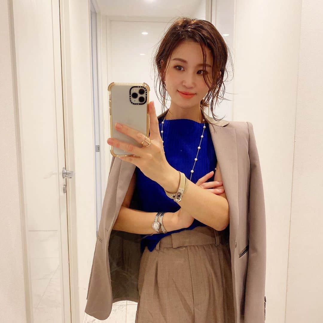 のインスタグラム：「#ジャケットスタイル  最近、 @hm のパンツ率高め。  #beautifulpeople #handm  #estnation  #パールネックレス」
