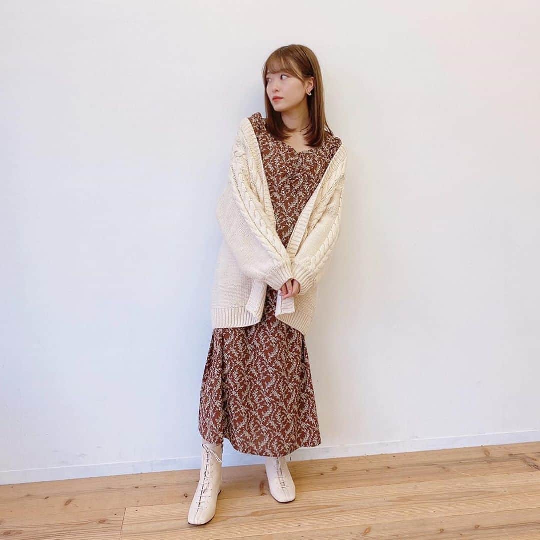 Vannie Officialのインスタグラム：「⠀ 【VANNIE U オトナフラワーワンピース　】4,100+tax ⠀  着るだけで最強モテワンピ。  ⠀ 《styling》 この夏秋はオトナワンピさえ持っていればなにも困らない・・・！ さらっと一枚でコーデが完成するオリジナルプリントのワンピース♡ シックなイメージに仕上げてくれる小花柄で、オトナっぽい雰囲気をプラス。 ヒールサンダルでキレイめにまとめるのはもちろん、フラットサンダルやスニーカーとも相性が良いので夏のお出かけスタイルにもぴったり◎ シアーシャツや半袖のシャツジャケットを羽織ったり、 秋にはざっくりニットカーディガンを合わせて自分モテしたい♥  ⠀ 《detail》 ボリュームのあるパフスリーブにスクエアーネックなど女の子らしいディテールがたっぷり♡ シルエットは広がりすぎないすっきりとしたラインにこだわりました。 後ろウエストはシャーリングが施されているので、楽チンなのにくびれたきれいなラインが魅力♪  ⠀ 《fabric》 シーズンレスで着用できる落ち感がキレイな素材使用。 ⠀ ⠀ ⠀ #vannie_u#ヴァニーユー #ZOZOでしか買えない⠀⠀ お問い合わせはDMまでご連絡ください‪‪☺︎‬」