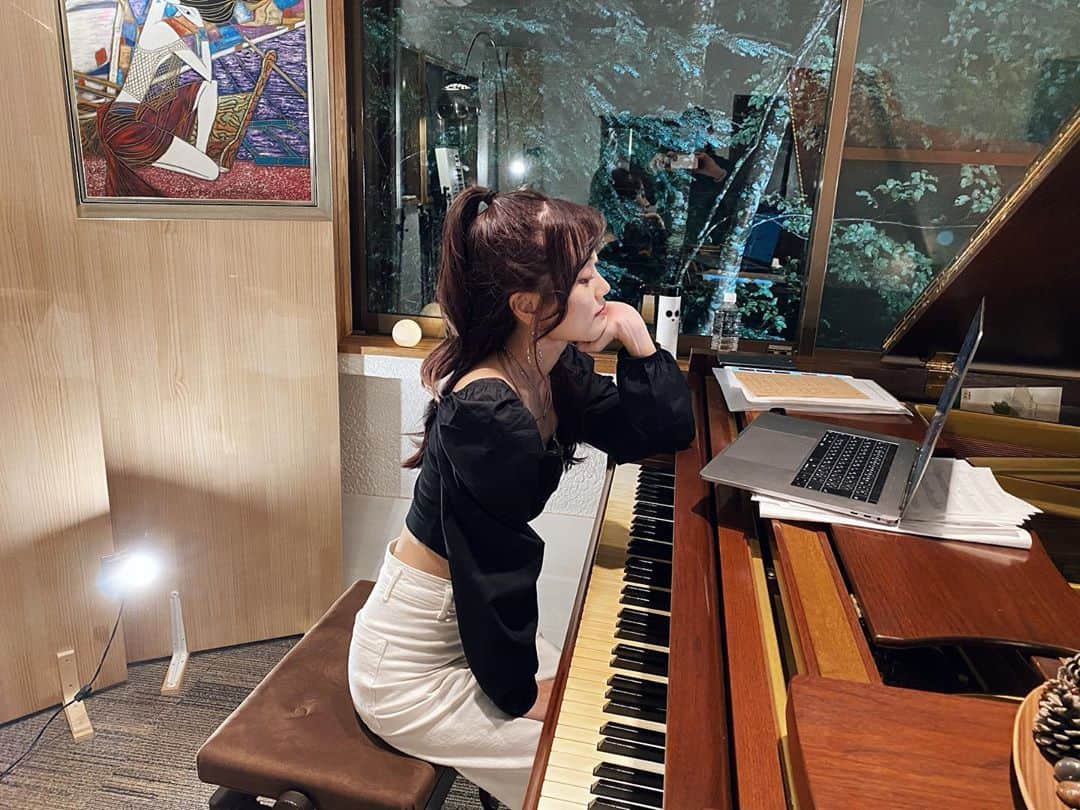 菜々香のインスタグラム：「昨夜のLIVE配信のオフショット🌙…  #live#見てくれたみんなありがとう」