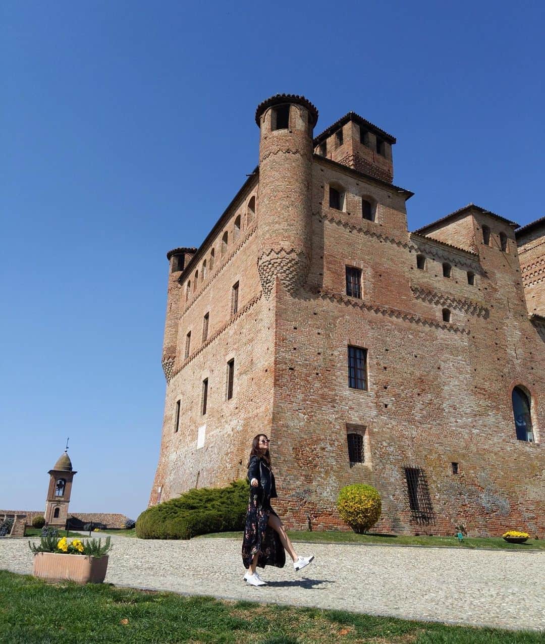 harunaのインスタグラム：「Alba in Italy 🇮🇹🍷 ワインテイスティングして帰りは撃沈。笑 アルバまた行きたいなぁ☁️ もう田舎に住みたい。笑  #tb #italy #pixelで撮影 #teampixel」