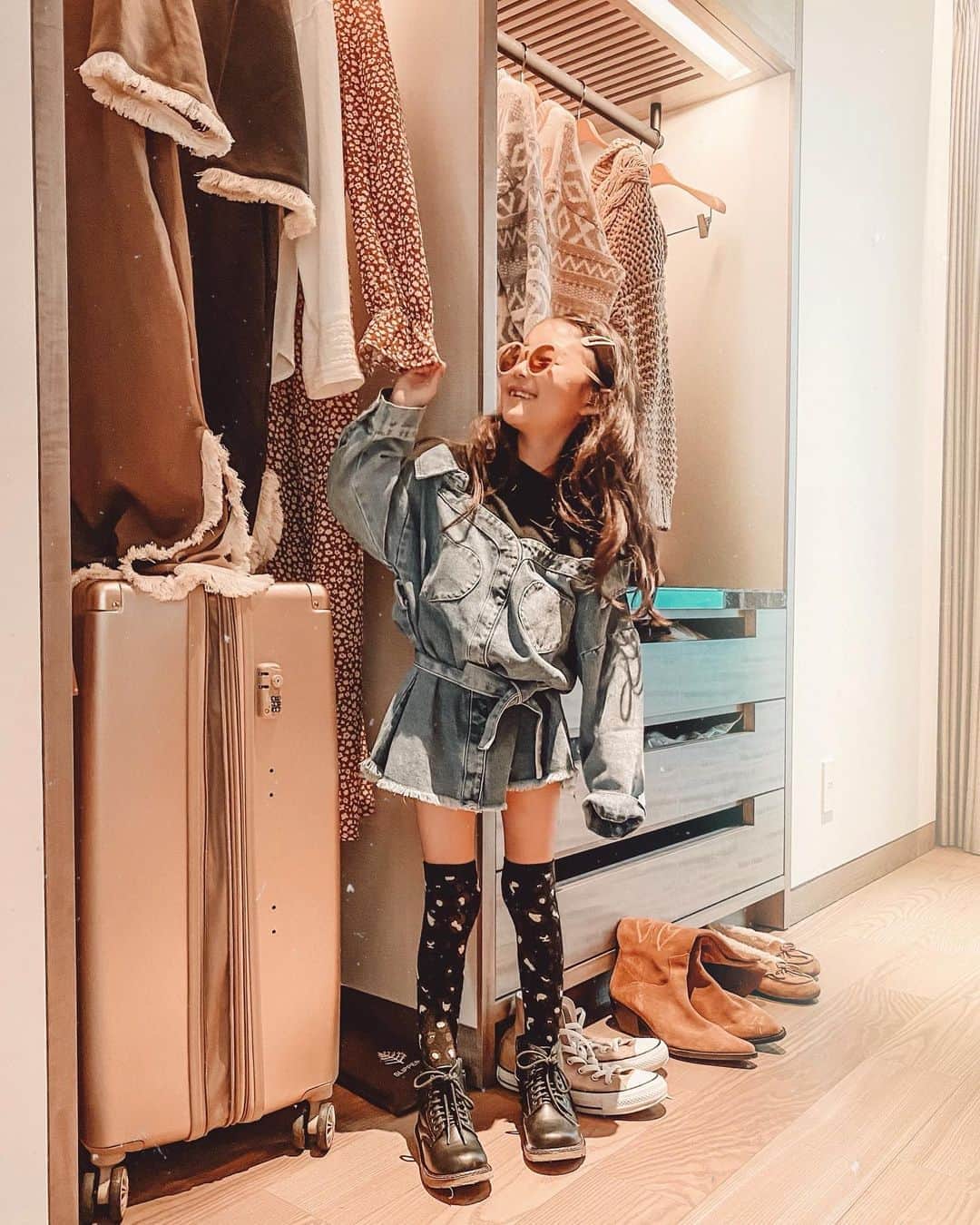✷kana✷のインスタグラム：「coordinate 👧🏽👗 . . デニムワンピ @urbancherry_  レオパードソックス @anon_babyyy  . ギャ、、ギャルだね🤣💕 . . #娘コーデ」