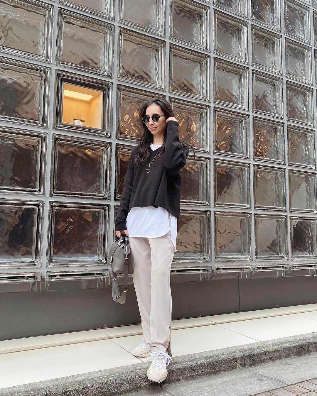 のインスタグラム：「きれいめカジュアルな気分でした♡ 彼と銀座デートして楽しかった😚 . . . . . knit / #stunninglure  pants / #damefrank shoes / #snidel bag / #fendi 褒められたスニーカーはSNIDELの15周年を記念してNew Balanceと初コラボで作られたものです🤗 かわいいのはもちろん、履きやすくて❣️ . フーディとロンTも15周年のアイテムです。早速ロンTはリラックスウェアとしておうちで着ました✔︎ . . . . . #コーデ部#コーデ日記#162cmコーデ#スナイデル#スニーカーコーデ#きれいめカジュアル#usagionline#snidel @snidel_official @snidel_official_snap」