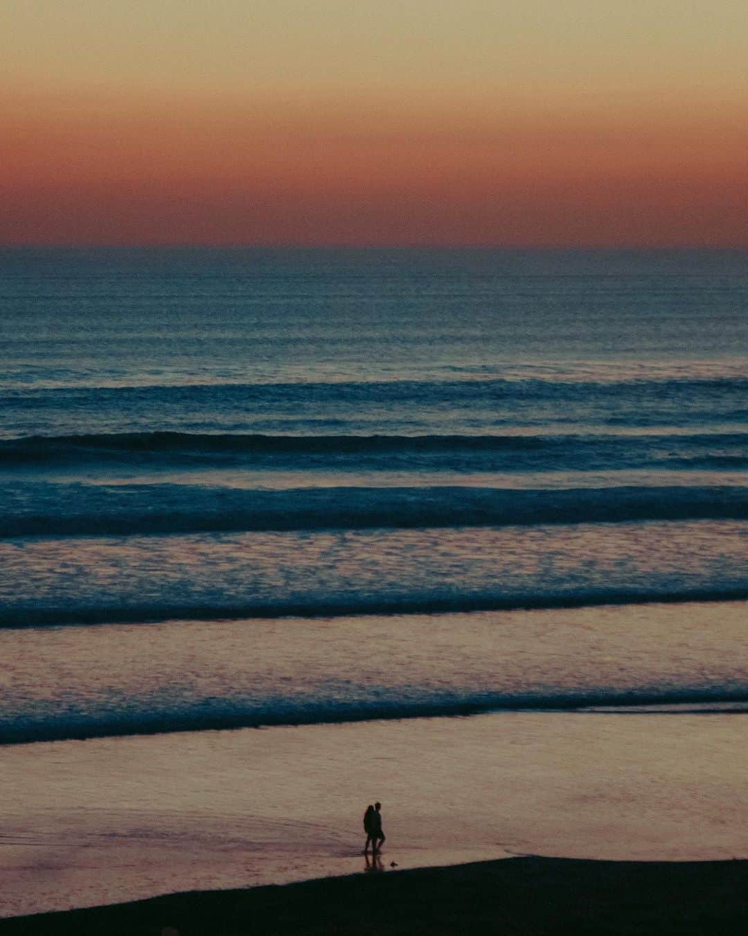 Putri Anindyaのインスタグラム：「“I’d like to walk around in your mind someday.  I’d like to walk all over the things you say to me.  I’d like to run and jump on your solitude,”   - Vashti Bunyan  who is the person you would like to take a walk together on the beach when the pandemic over? comment and mention them ✨  Anyway it’s a picture from 2015, it’s blurry because my camera and lens that moment can’t handle the dark well. To be honest i don’t really mind cause it looks something from a dream 🥰 I put more grain instead of luminance.」