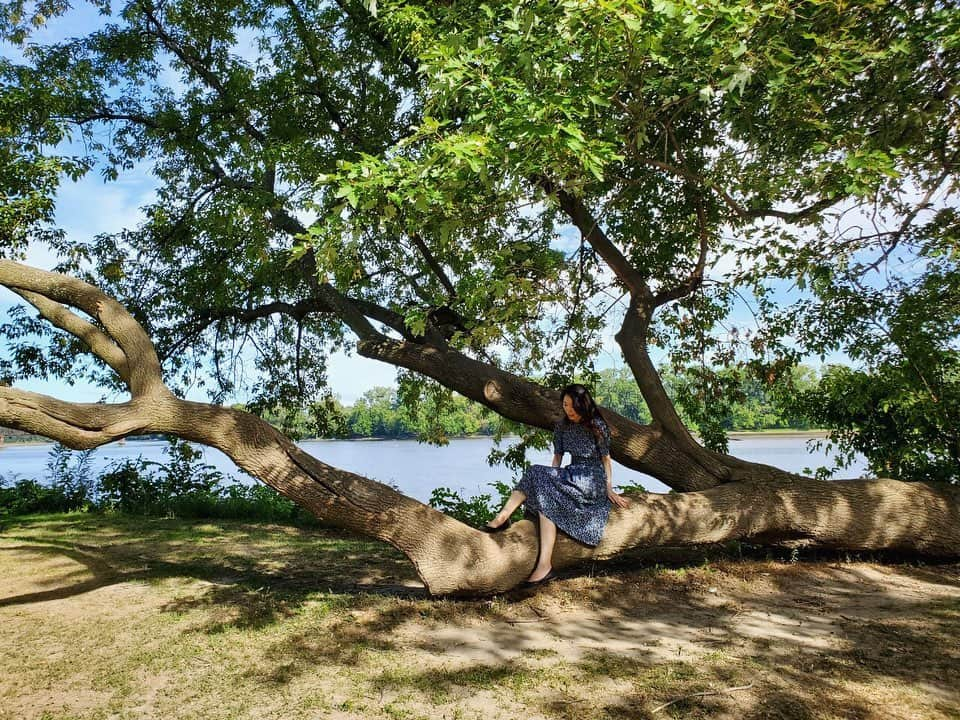 永瀬まりさんのインスタグラム写真 - (永瀬まりInstagram)「It's almost October🍂 I can't believe it, throwback summer!🤭今年の夏は人生で初めての木登りをしました、子供の頃はとにかく臆病でほとんど外では遊ばなかったので今がわんぱく盛りの三十路です🌴🐨🌺 あれもダメ、これもダメ、の新しい暮らしの中で価値観も大きく変わった2020年夏でした🌞 ・ NYも仕事や生活などみんな困っている状況が続いていて、まだまだ不安はありますが💦周りの人を大切にして、身体に気をつけて、あまり頑張りすぎずやっていきましょう🐨💓 ・ #throwbacksummer #summerthrowback  #freshair」9月27日 20時41分 - mari_handmodel