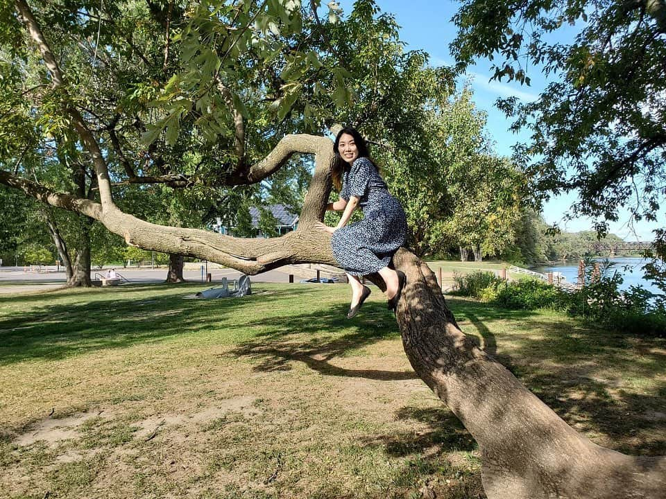 永瀬まりのインスタグラム：「It's almost October🍂 I can't believe it, throwback summer!🤭今年の夏は人生で初めての木登りをしました、子供の頃はとにかく臆病でほとんど外では遊ばなかったので今がわんぱく盛りの三十路です🌴🐨🌺 あれもダメ、これもダメ、の新しい暮らしの中で価値観も大きく変わった2020年夏でした🌞 ・ NYも仕事や生活などみんな困っている状況が続いていて、まだまだ不安はありますが💦周りの人を大切にして、身体に気をつけて、あまり頑張りすぎずやっていきましょう🐨💓 ・ #throwbacksummer #summerthrowback  #freshair」