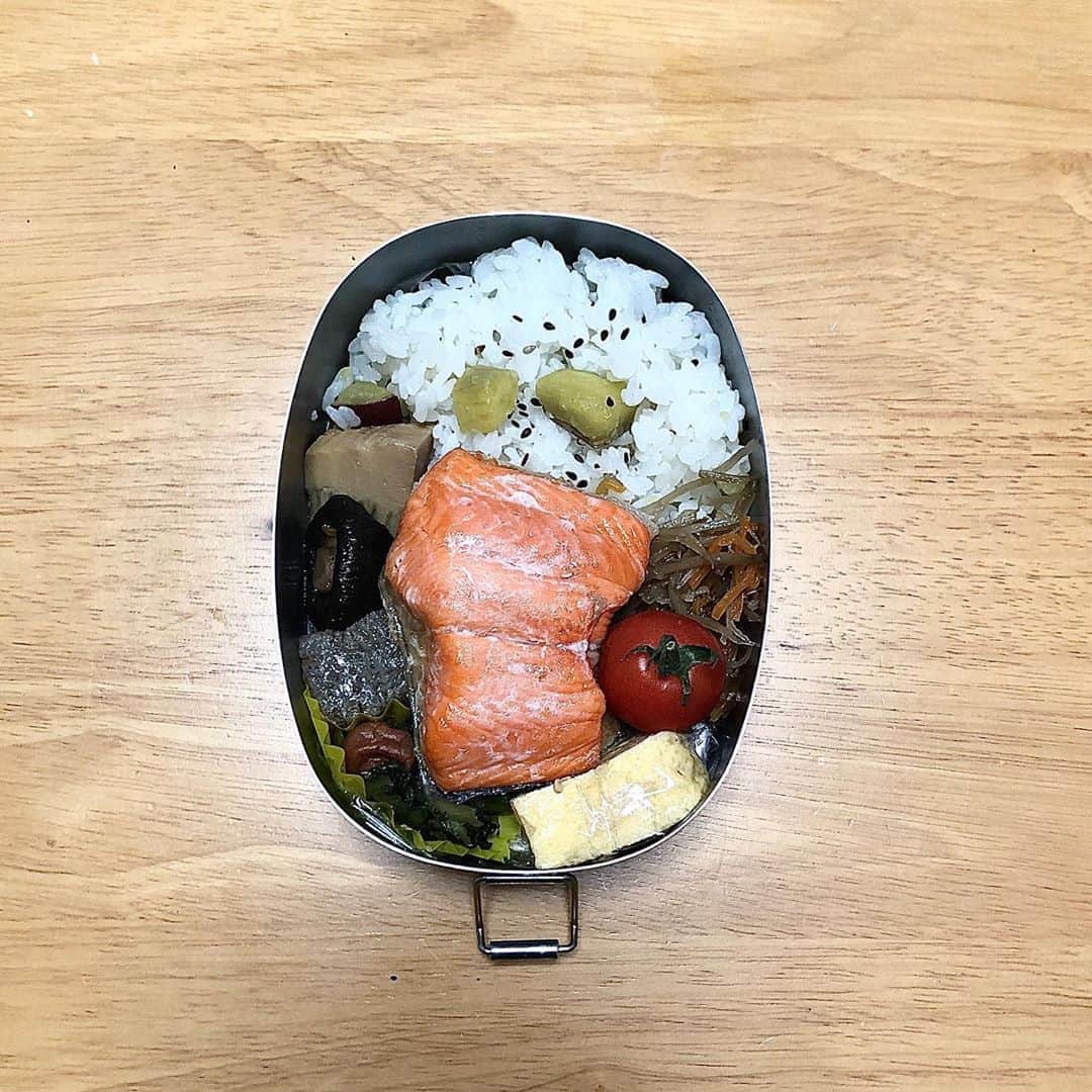 みのり(26)＠東京 ダイエットのインスタグラム：「🎀 #夜勤 🍴#今日のお弁当 . さつまいもごはん100g 煮しめ 焼き鮭 タマゴヤキ ほうれん草のナムル きんぴらごぼう ミニトマト 梅干し . . 朝ごはんには、梅干しおにぎり🍙 . . 外食はド派手に食べてるけど、 お弁当や家で食べるご飯は、 フツーのごはんです。笑 . . 夜勤のみなさん、 がんばりましょ〜〜〜🦠 . ◉ライザップ公認の紹介アンバサダーです。 〜紹介特典で、5万円分お安く入会できます〜 . . ▶︎全国どの店舗でもOK ▷２週間のトライアルコースもあります(^_^)/ ▶︎カウンセリング予約前にご連絡ください . ◎入会やカウンセリングをお考えの方、 ご質問なども、DM✉️ください。 . ★トレーニング見学もできます★ . 📺RIZAP TVCM出演 🏅RIZAP BMG ファイナリスト2017.2018 . #rizap #ライザップ . #ダイエット #diet #ダイエット日記  #instadiet #ダイエット仲間募集 #ダイエッター #公開ダイエット #食べて痩せる #糖質制限 #お弁当 #弁当 #ダイエット弁当  #自分弁当 #糖質オフ #晩御飯 #dinner #夜ご飯 #夕食 #夜ごはん  #低糖質 #糖質制限 #夜勤弁当 #看護師」