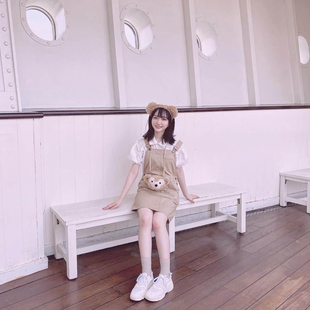 加藤咲希のインスタグラム：「船の上~🚢 . . めっちゃ暑かった🥵🥵 . . . . ちなみに足元以外雰囲気合わせたくて全てななに借りました🐻 ありがとう🙏🏼 . . . . . . . . #nicola #ニコラ #モデル #ニコモ #ニコラモデル #加藤咲希 #かとぅ #かとっこ🐱🌸 #高校生 #高校生モデル #jk #jkモデル #レプロ #レプロエンタテインメント #黒髪 #ディズニー #disney #disneysea #ディズニーシー #夢の国 #ダッフィー #ダッフィーコーデ #duffy」