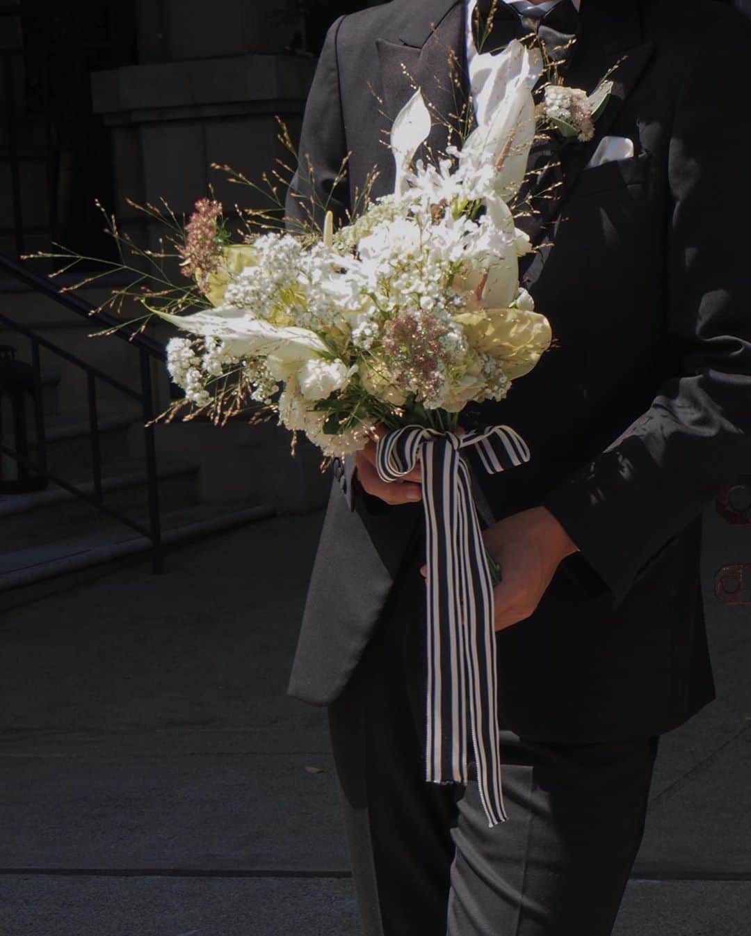 近藤沙良さんのインスタグラム写真 - (近藤沙良Instagram)「. . @fortunegardenkyoto_wedding で 8月末撮影をしました🕊 まだ結婚はしておりません🥴 . 少し照れますが載せさせてください🥺⤴︎ こんなに素敵に仕上げてくださった皆様に 感謝感激です🥺🖤 . 大好きな人と大切な思い出がまた増えました🦋 . place @fortunegardenkyoto_wedding  photo @laviefactory  wedding dress @thetreatdressing  bouquet @iida.satoshi @luvonical_flowerworks  . #kyotowedding #kyoto #weddingphoto #プラコレ #farnyレポ #photorati #前撮り #フォトウェディング」9月27日 20時53分 - saaara57