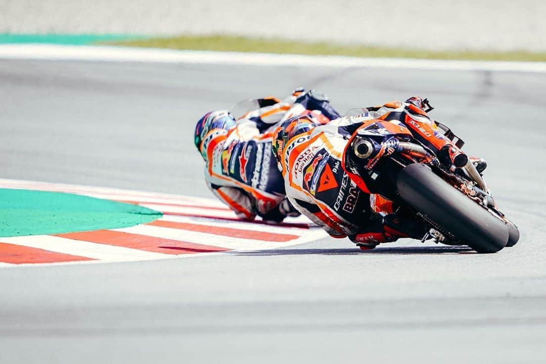 レプソル・ホンダのインスタグラム：「Suited. Booted. Ready for the race. ⠀⠀⠀⠀⠀⠀⠀⠀⠀ #CatalanGP #MotoGP #AM73 #AlexMarquez73 #SB6 #StefanBradl #Repsol #Honda #RepsolHonda #HRC #RC213V #ThePowerOfDreams #Racing #Motorcycle #Team #OneHeart」