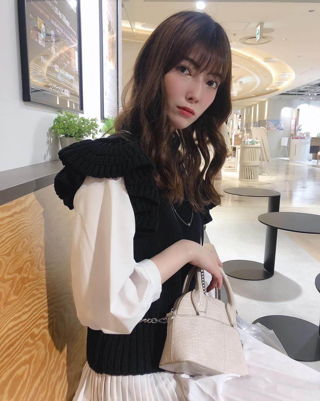 日下部美愛のインスタグラム：「🤍🖤  #photo #japan #model #me #hair #fashion #makeup #selfie #followme #instagood #camera #instadaily #dailylook」