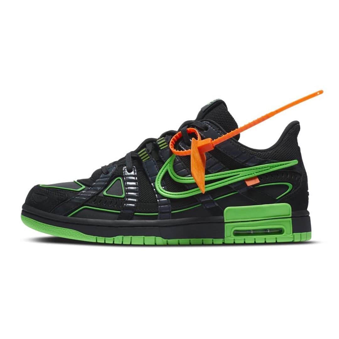 HYPEBEASTさんのインスタグラム写真 - (HYPEBEASTInstagram)「@hypebeastkicks: Take an official look at the @off____white x @nike Air Rubber Dunk “Green Strike.” Serving up a seasonally-appropriate palette atop its SB Dunk-meets-P-6000 build, the shoe takes on an all black upper with a slight gray tint on select pieces. Rubberized Swooshes that hang slightly off the back are done up in a bright green hue that’s replicated on the piping, and tongue tags supply a hybrid green “Nike/OFF” hit, while Abloh’s signature Helvatica text in white takes up residence on the medial quarter, and each pair comes with an infamous ziptie. Expect it to release on Nike SNKRS on October 1 for $180 USD.⁠⠀ Photo: Nike」9月27日 20時56分 - hypebeast